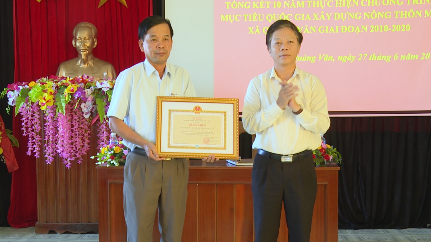 ong cao xuan duc tang giay khen