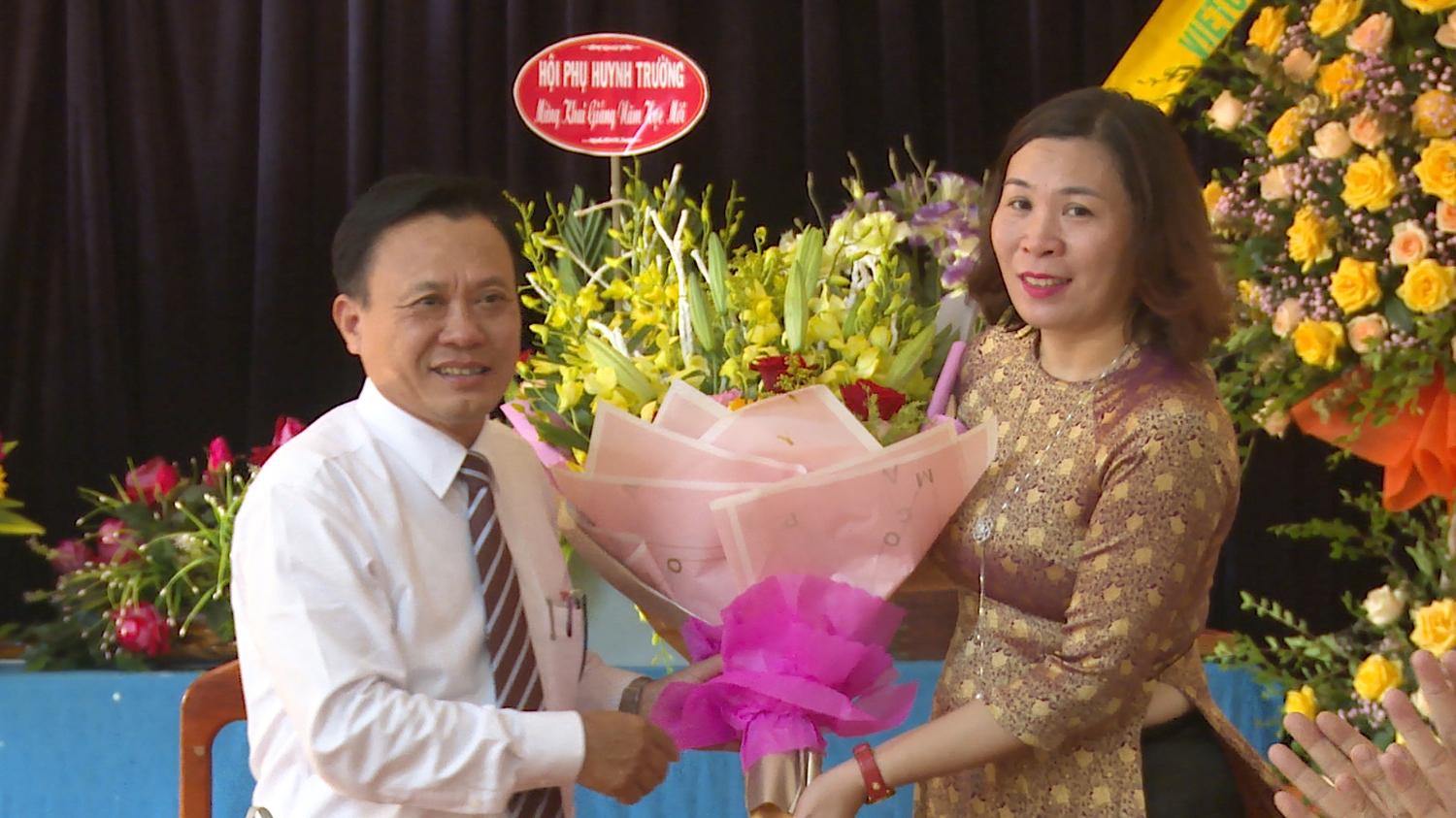 Đồng chí Phạm Duy Quang thăm và tặng quà cho Trường THCS Quảng Thuận