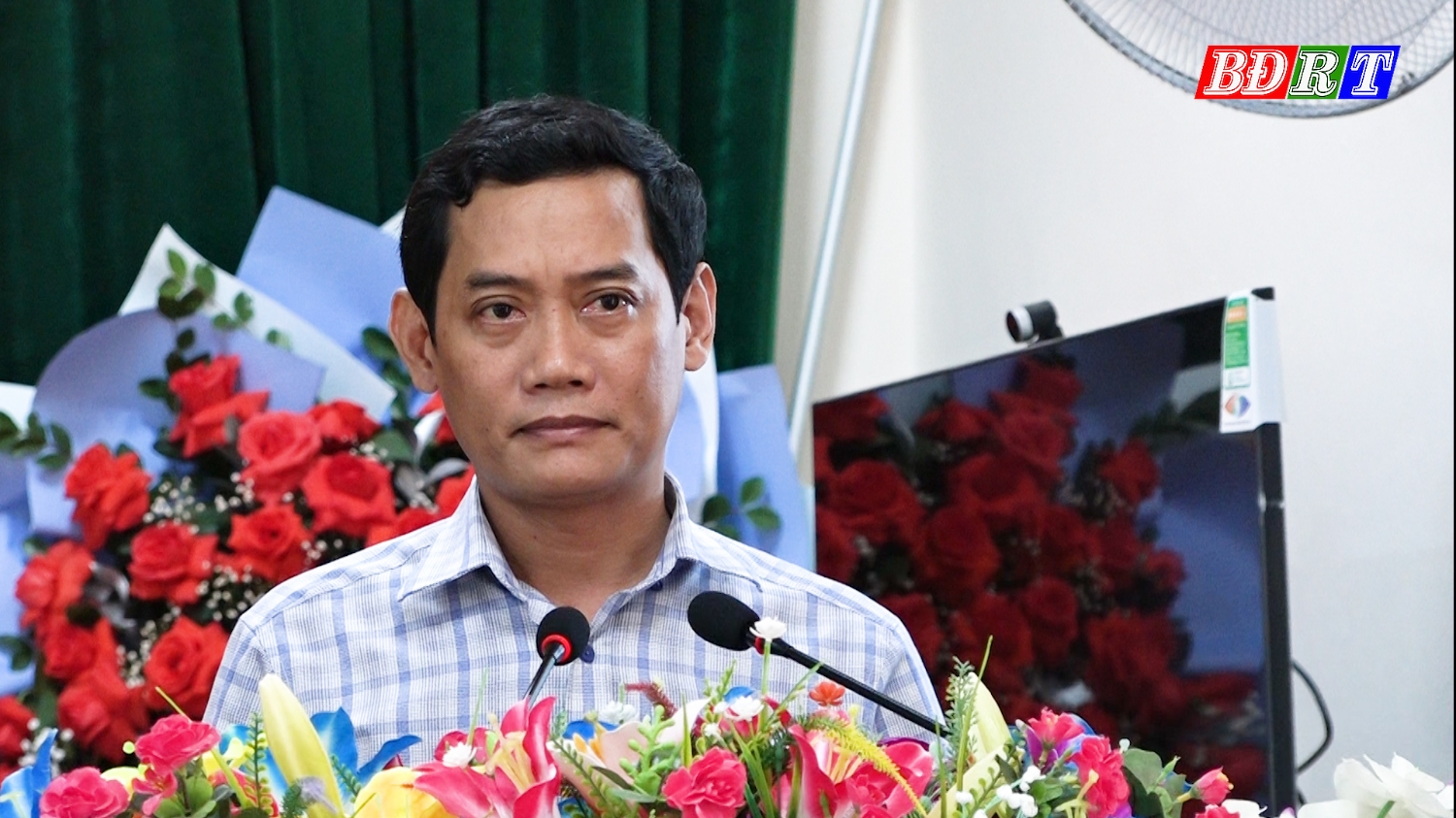 ông Nguyễn Văn Tình PCT UBND thị xã trực tiếp trả lời ý kiến các cử tri