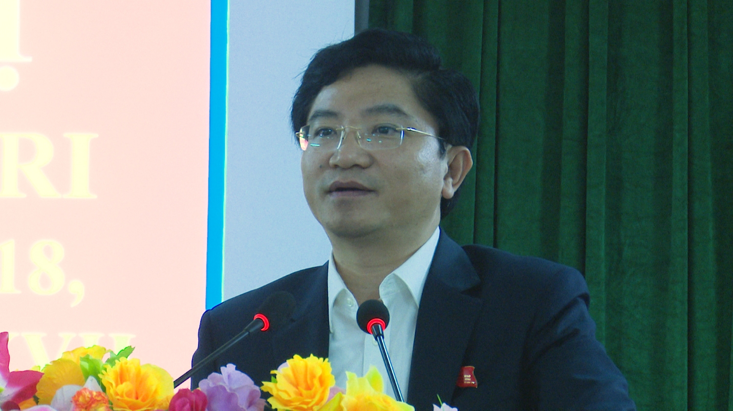 Ông Trương An Ninh- UVTV Tỉnh uỷ, Bí thư Thị uỷ Ba Đồn phát biểu tại hội nghị tiếp xúc cử tri.