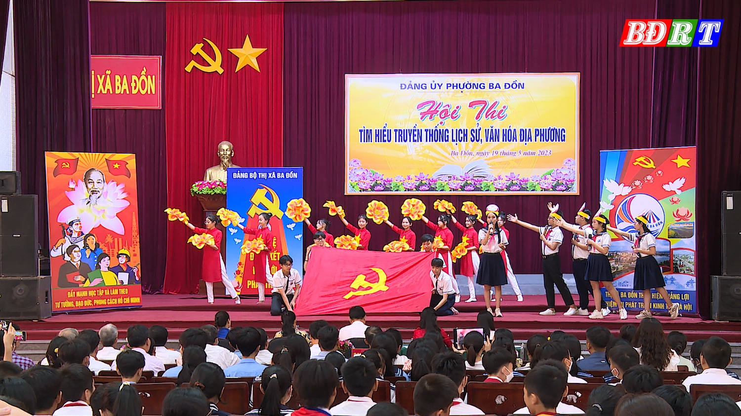 Phần thi chào hỏi của trường THCS Nguyễn Hàm Ninh