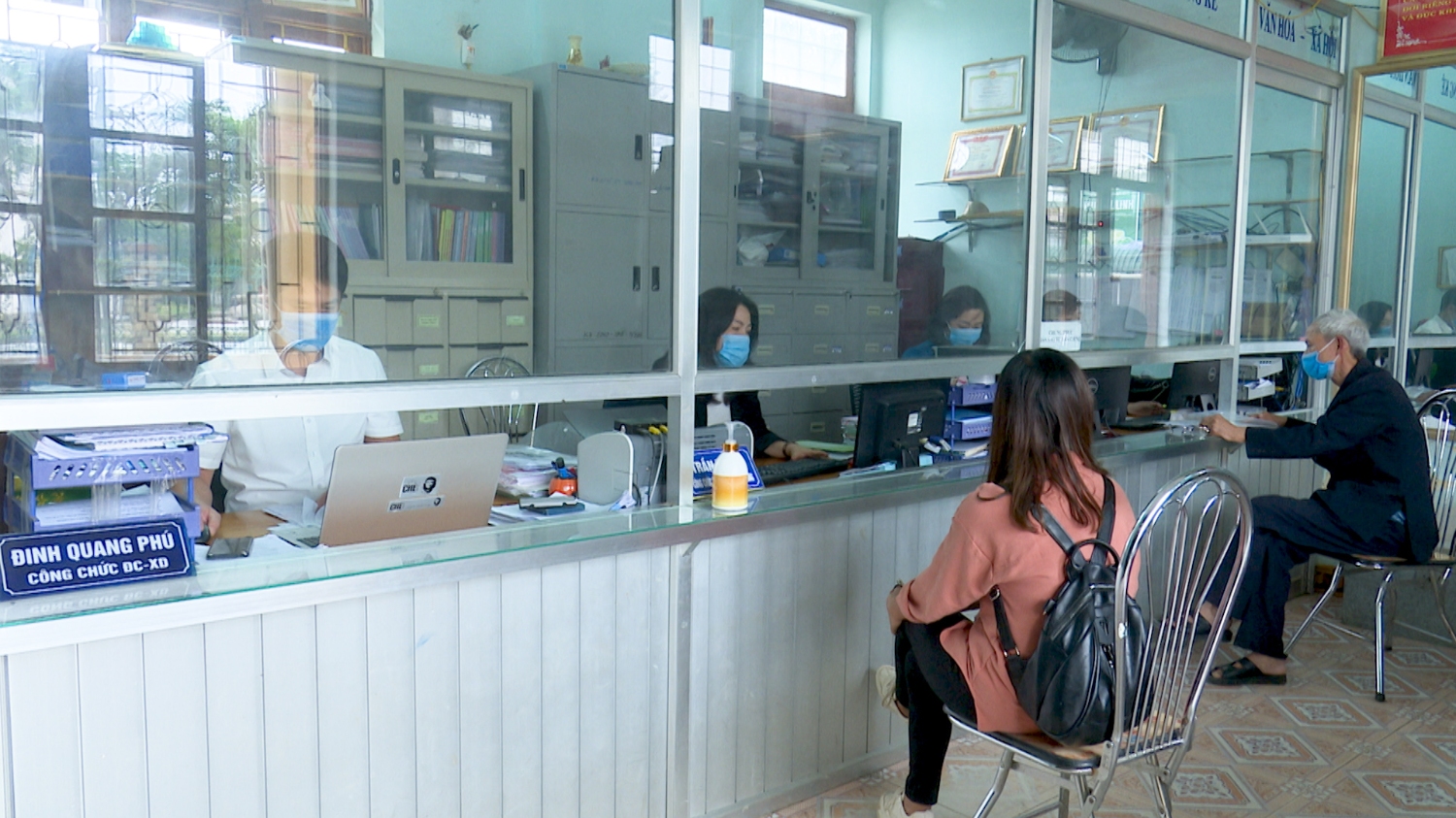 Phòng giao dịch một của phường Ba Đồn làm việc ngày đầu năm.