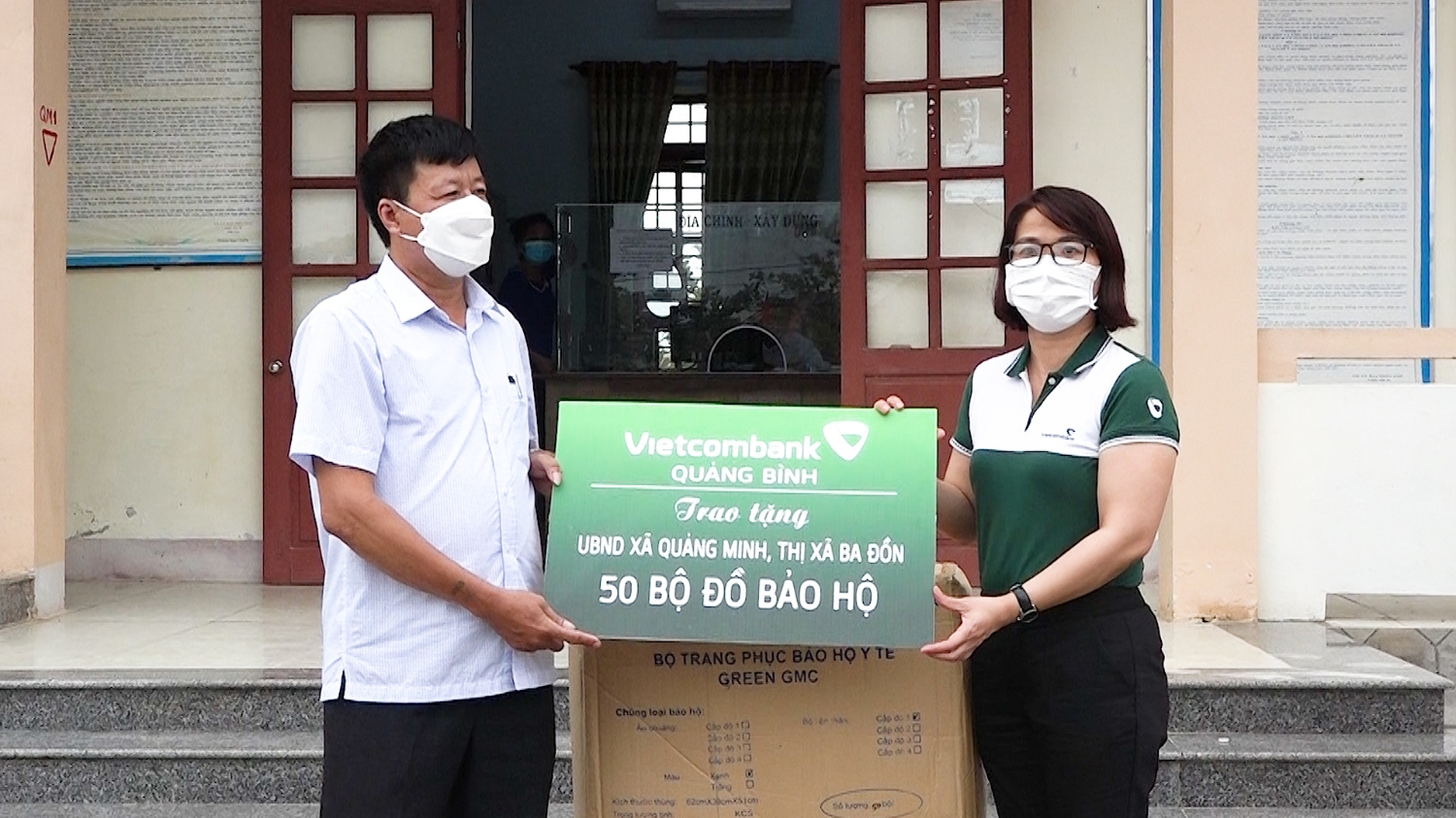 Phòng giao dịch Ngân hàng Vietcombank thị xã Ba Đồn trao tặng áo quần bảo hộ cho UBND xã Quảng Minh