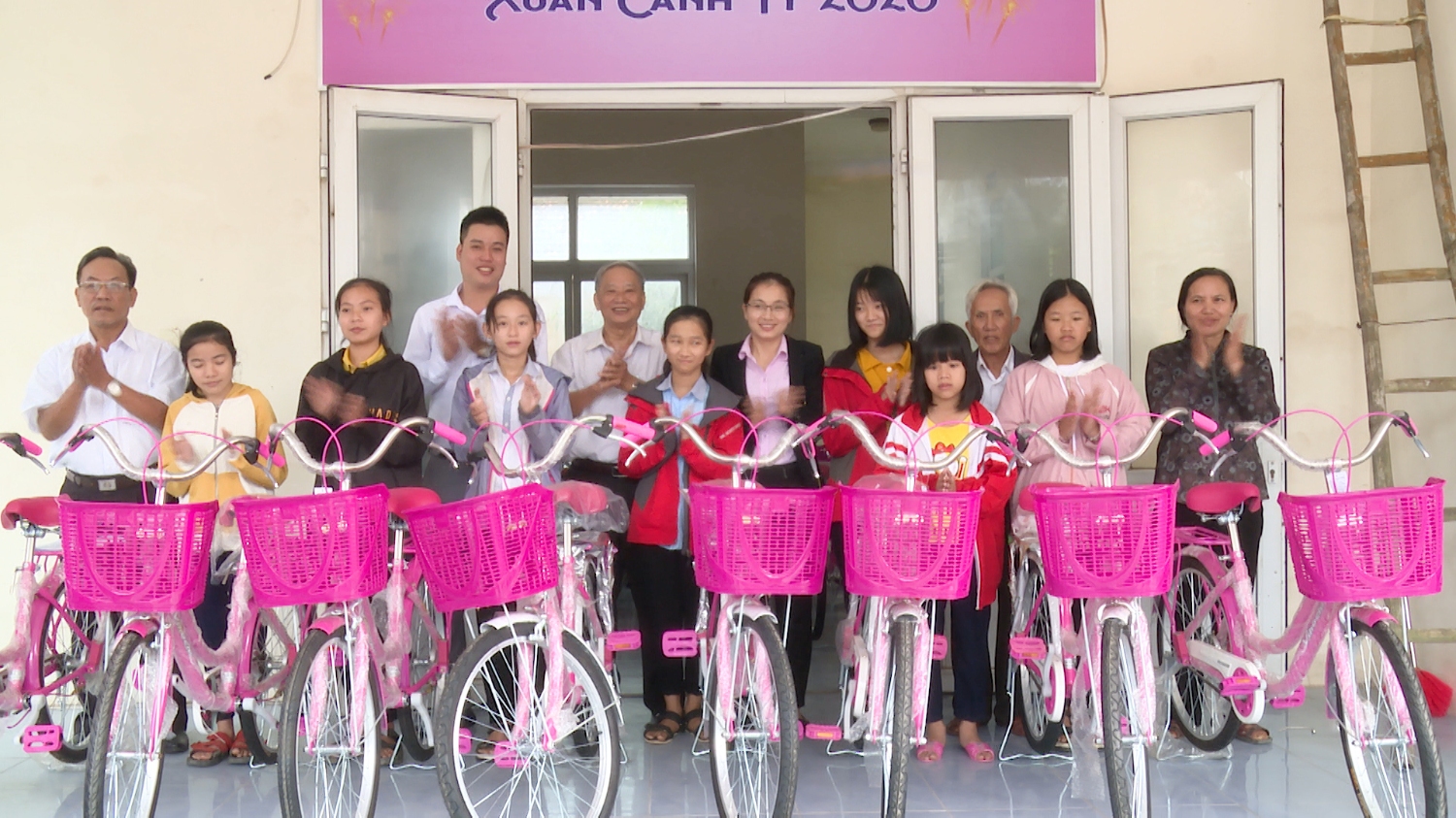 Hội Khuyến học thị xã trao tặng xe đạp cho các em học sinh có hoàn cảnh khó khăn.
