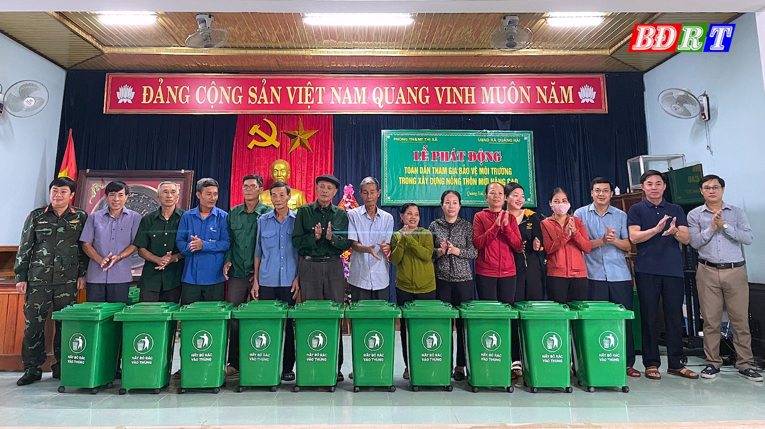 Phòng Tài nguyên và Môi trường thị xã Ba Đồn tặng 41 thùng đựng rác sinh hoạt cho xã Quảng Hải
