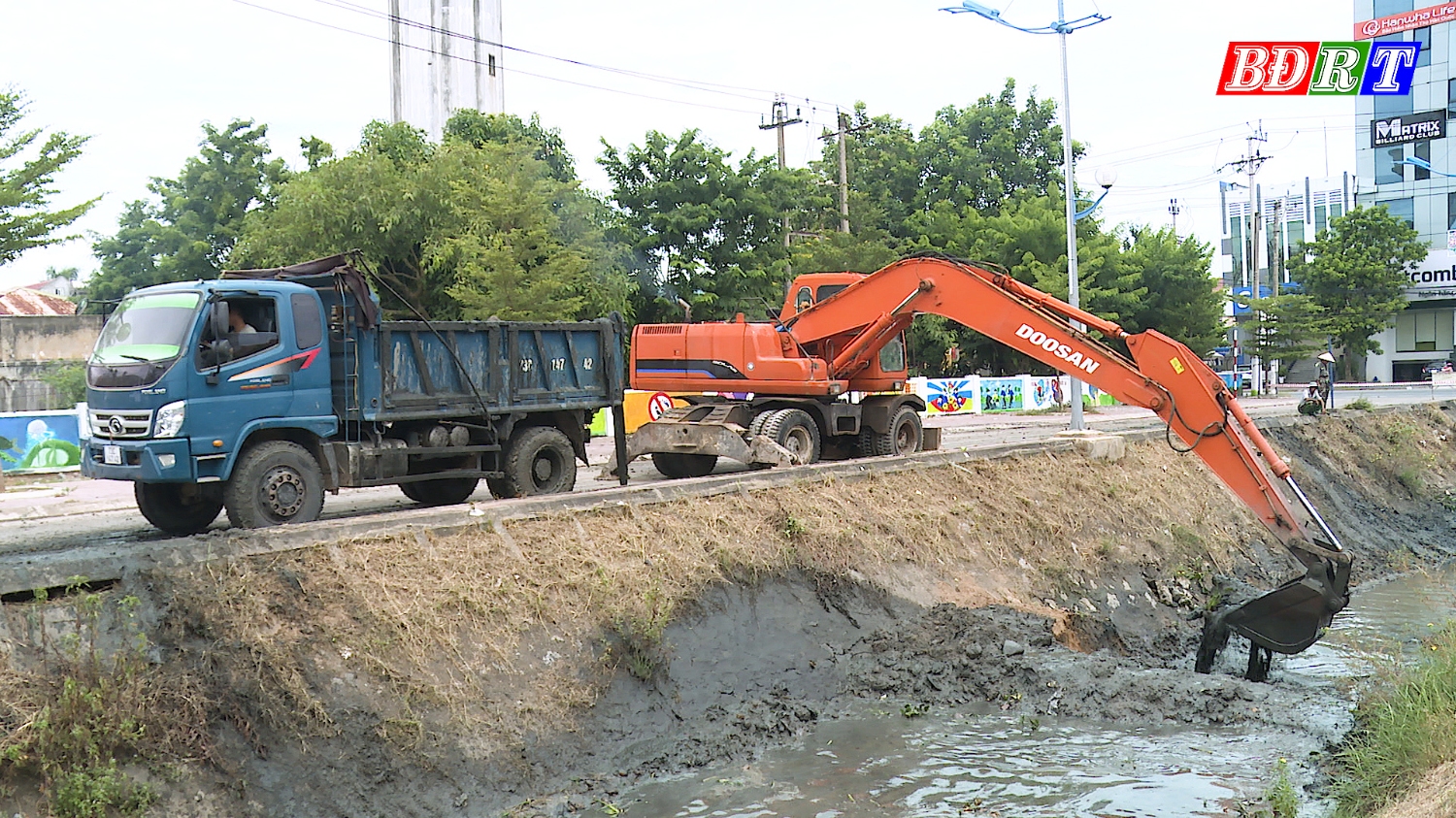 Phường Ba Đồn nạo vét các tuyến kênh thoát nước trung tâm nội thị, thị xã Ba Đồn