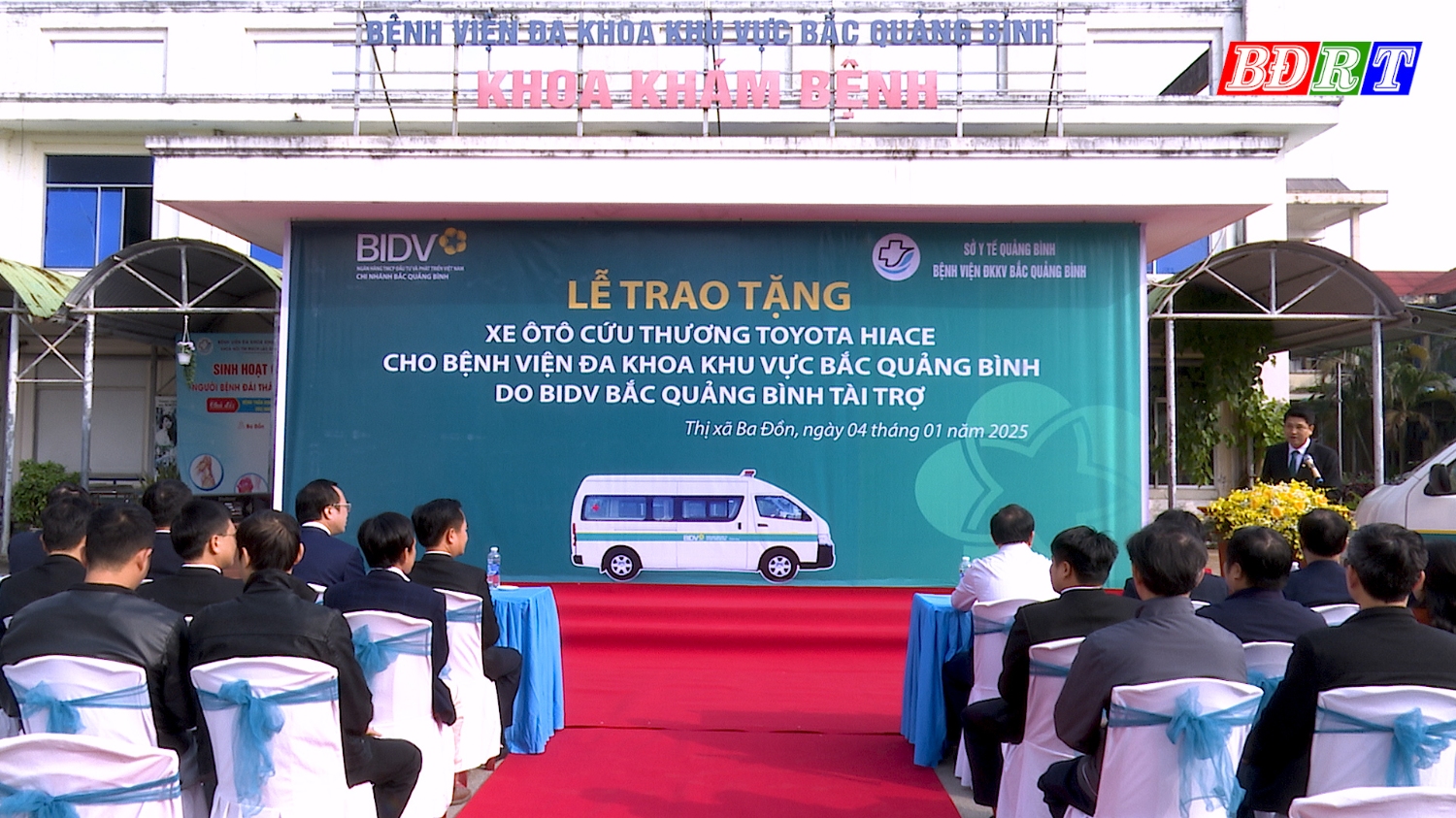 Quang cảnh lễ trao tặng xe cứu thương cho Bệnh viện Đa khoa khu vực Bắc Quảng Bình