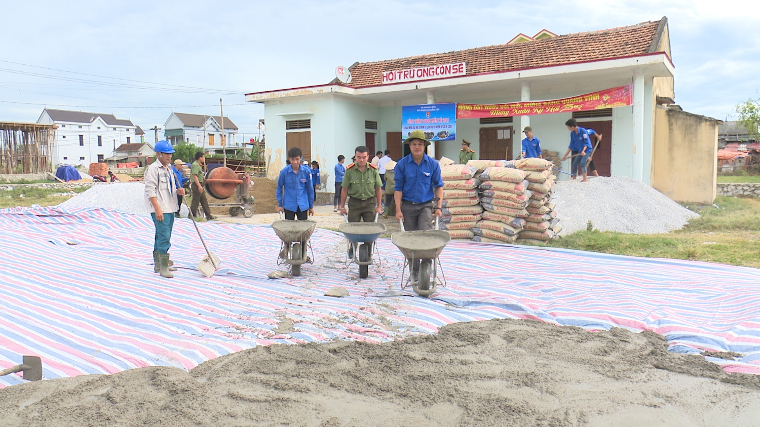 Xây dựng sân bóng chuyền tại thôn Cồn Sẻ (xã Quảng Lộc)