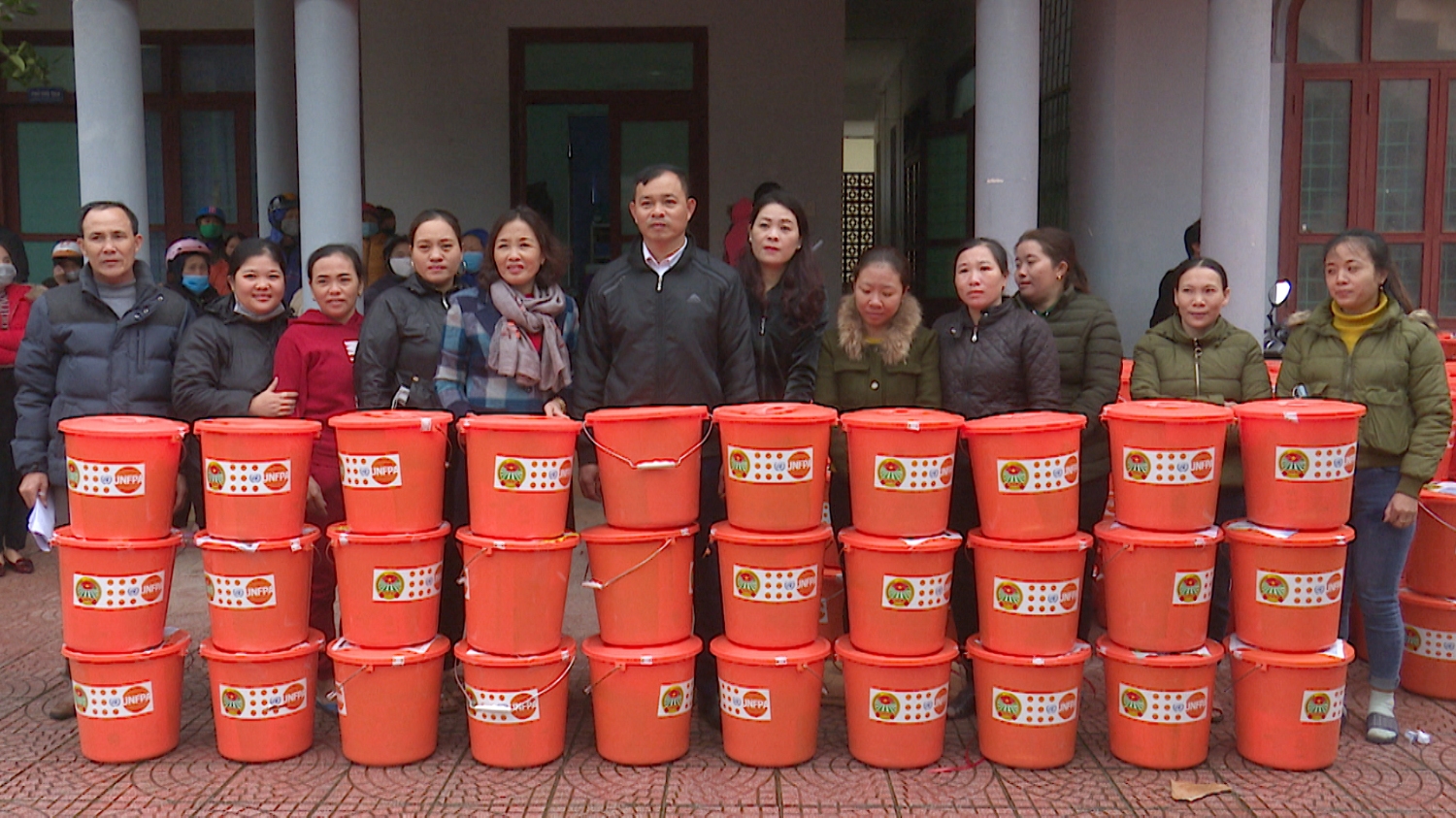Quỹ Dân số Liên hợp quốc tại Việt Nam UNFPA trao tặng 435 suất quà cho hội viên nông dân thị xã Ba Đồn.