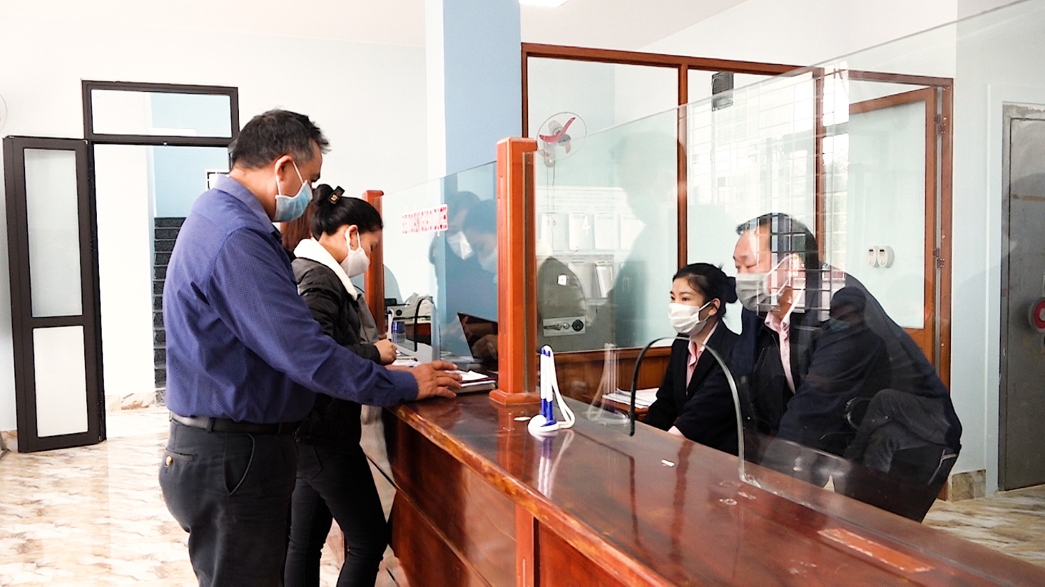 Sau lễ phát động, nhiều cá nhân, tổ chức chính trị xã hội, doanh nghiệp đã tham gia gửi tiền tiết kiệm tại phòng giao dịch NHCSXH thị xã Ba Đồn