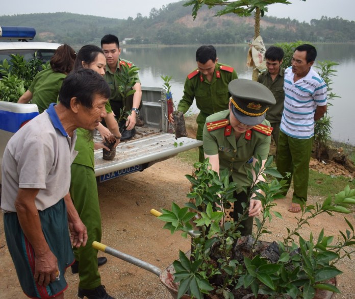 Đồng chí Thượng tá Vũ Thị Kim Oanh – Phó trưởng Công an thị xã trao tặng cây cho bà con