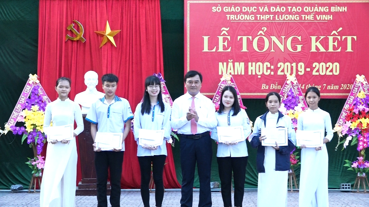 tặng giấy khen cho các em học sinh có thành tích xuất sắc