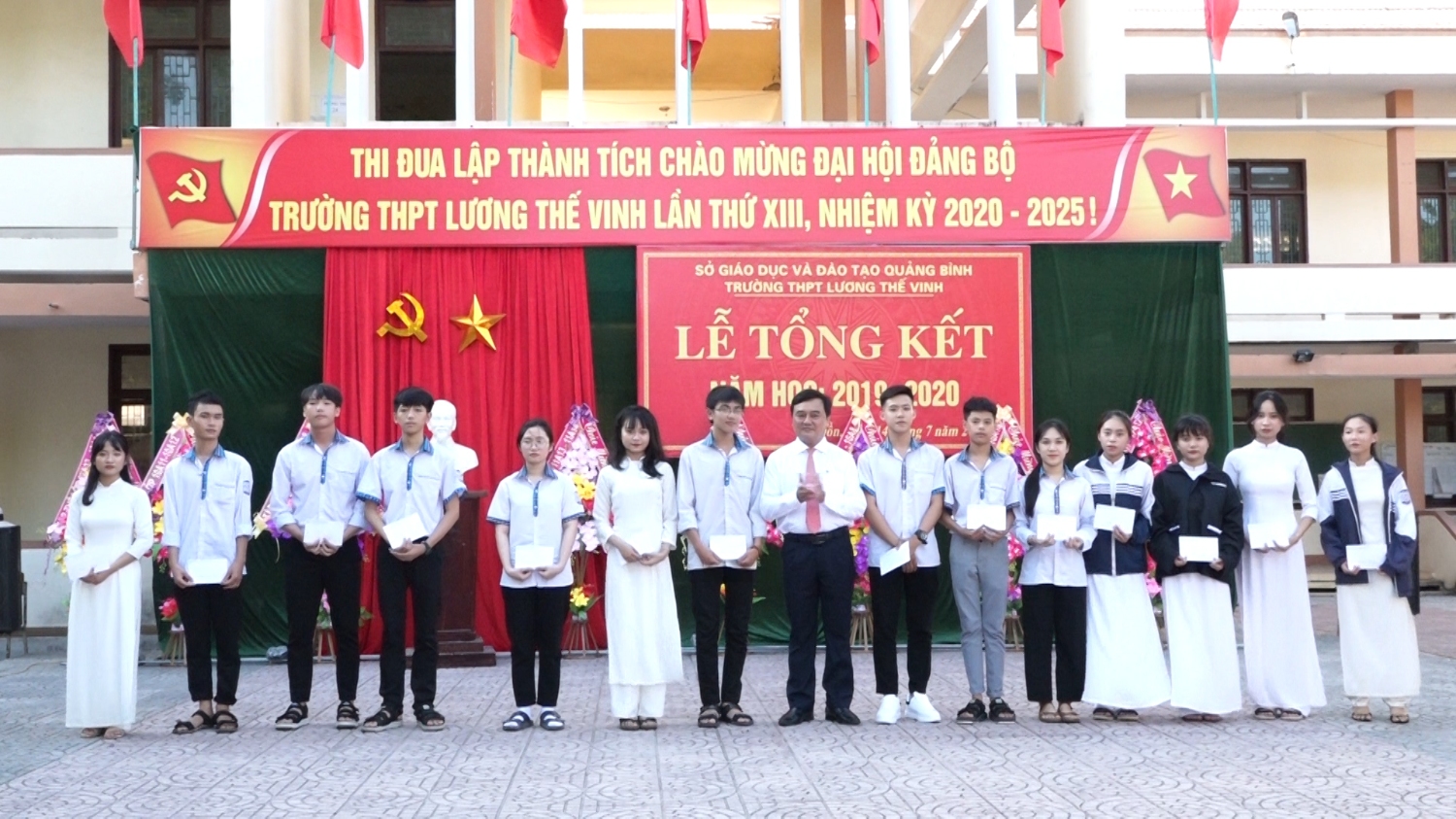 tặng giấy khen cho các tập thể đạt thành tích xuất sắc trong năm học