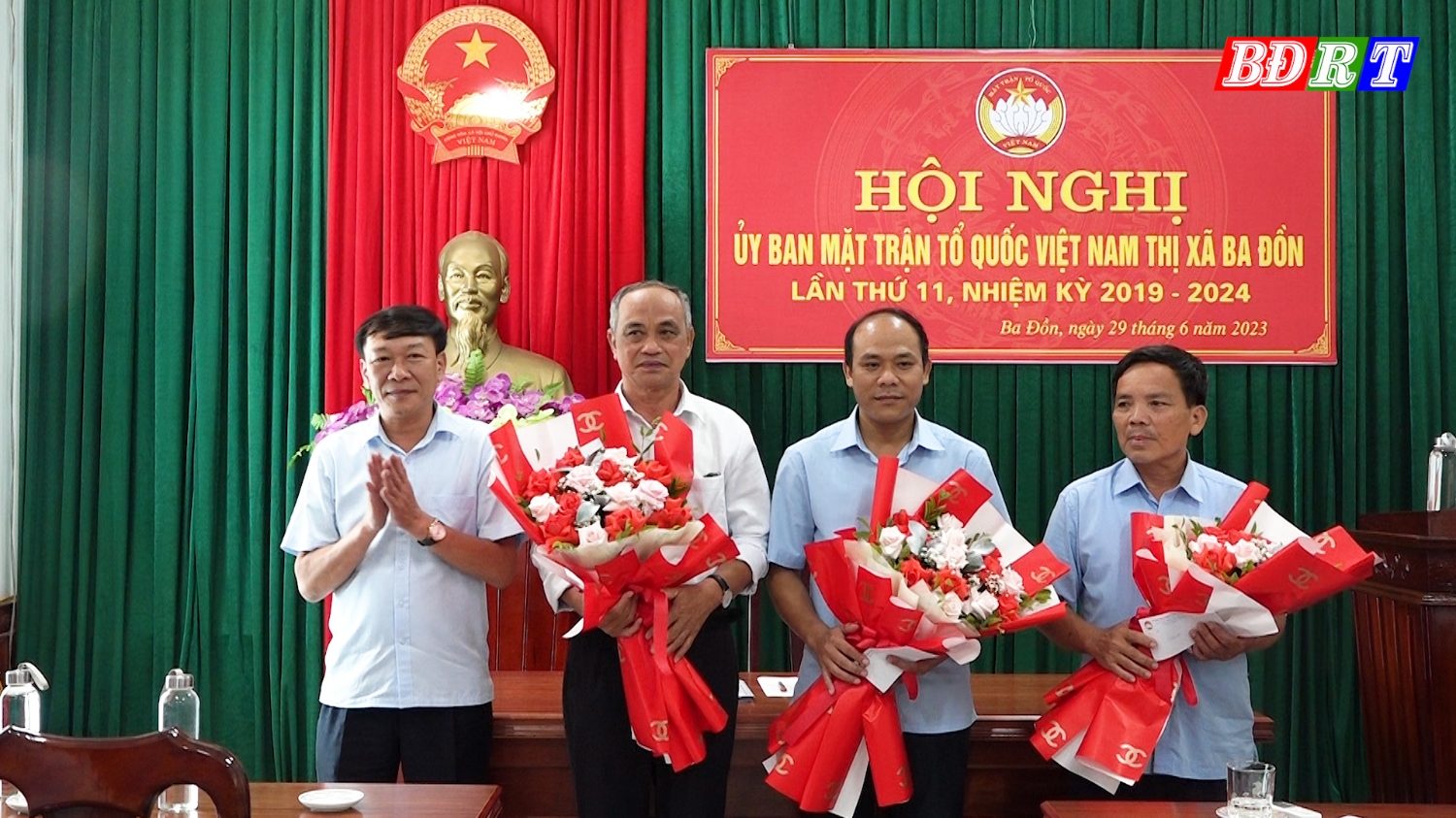 Tặng hoa chia tay 03 đồng chí thôi làm nhiệm vụ ủy viên Uỷ ban MTTQVN thị xã Ba Đồn