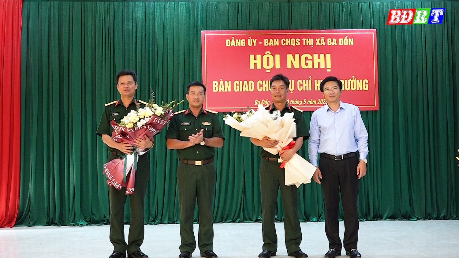 Lãnh đạo Bộ CHQS tỉnh và Thị xã tặng hoa chúc mừng Thượng tá Ngô Hữu Tình và Thượng tá Lê Thanh Bình.