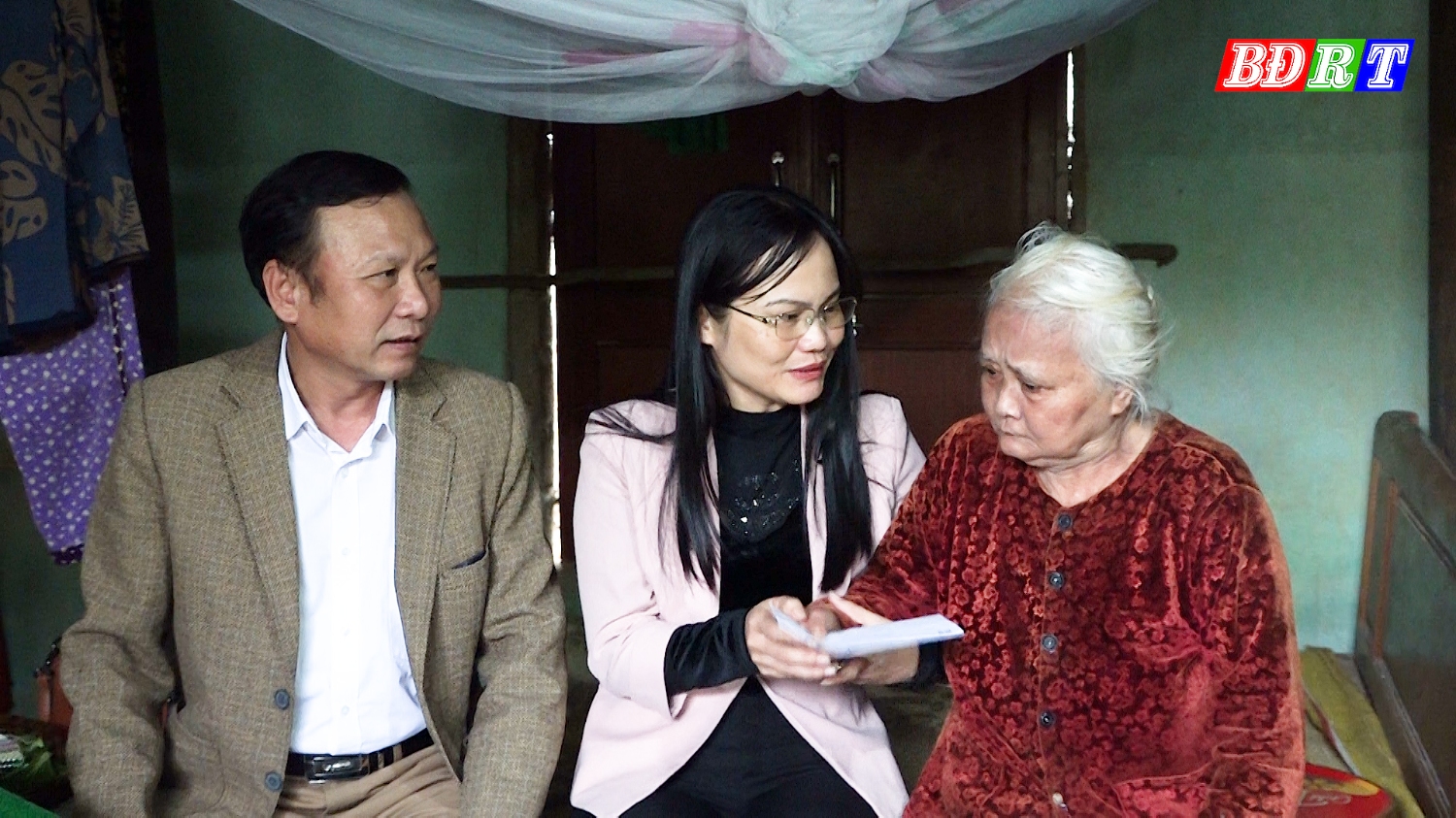 Tặng quà cho hộ gia đình có hoàn cảnh khó khăn tại xã Quảng Sơn