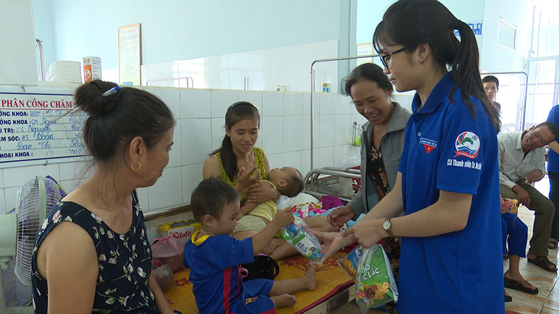 Câu lạc bộ Thanh niên thị xã Ba Đồn tặng 100 suất quà cho thiếu nhi đang điều trị tại Bệnh viện ĐKKVBQB nhân dịp Tết Trung thu.