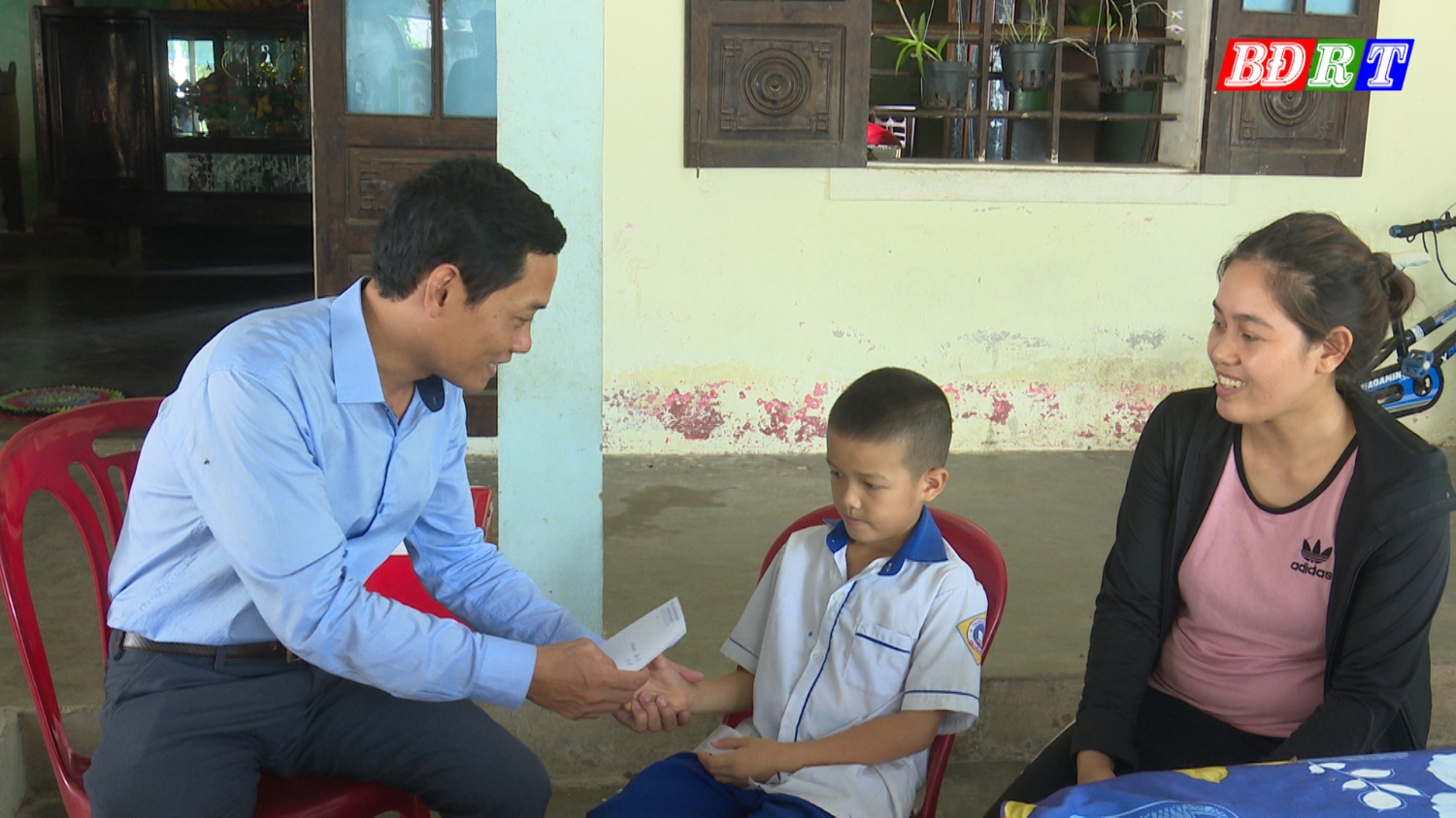 Đồng chí Nguyễn Văn Tình- Phó chủ tịch UBND thị xã thăm, tặng quà nhân ngày Quốc tế thiếu nhi 1/6.
