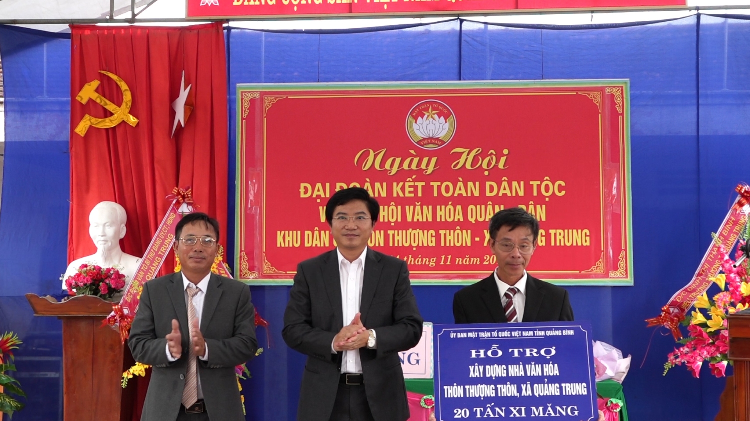 Đồng chí Trương An Ninh-UVTV Tỉnh ủy- Bí thư Thị ủy Ba Đồn dự ngày hội đại đoàn kết toàn dân tại khu dân cư thôn Thượng Thôn.