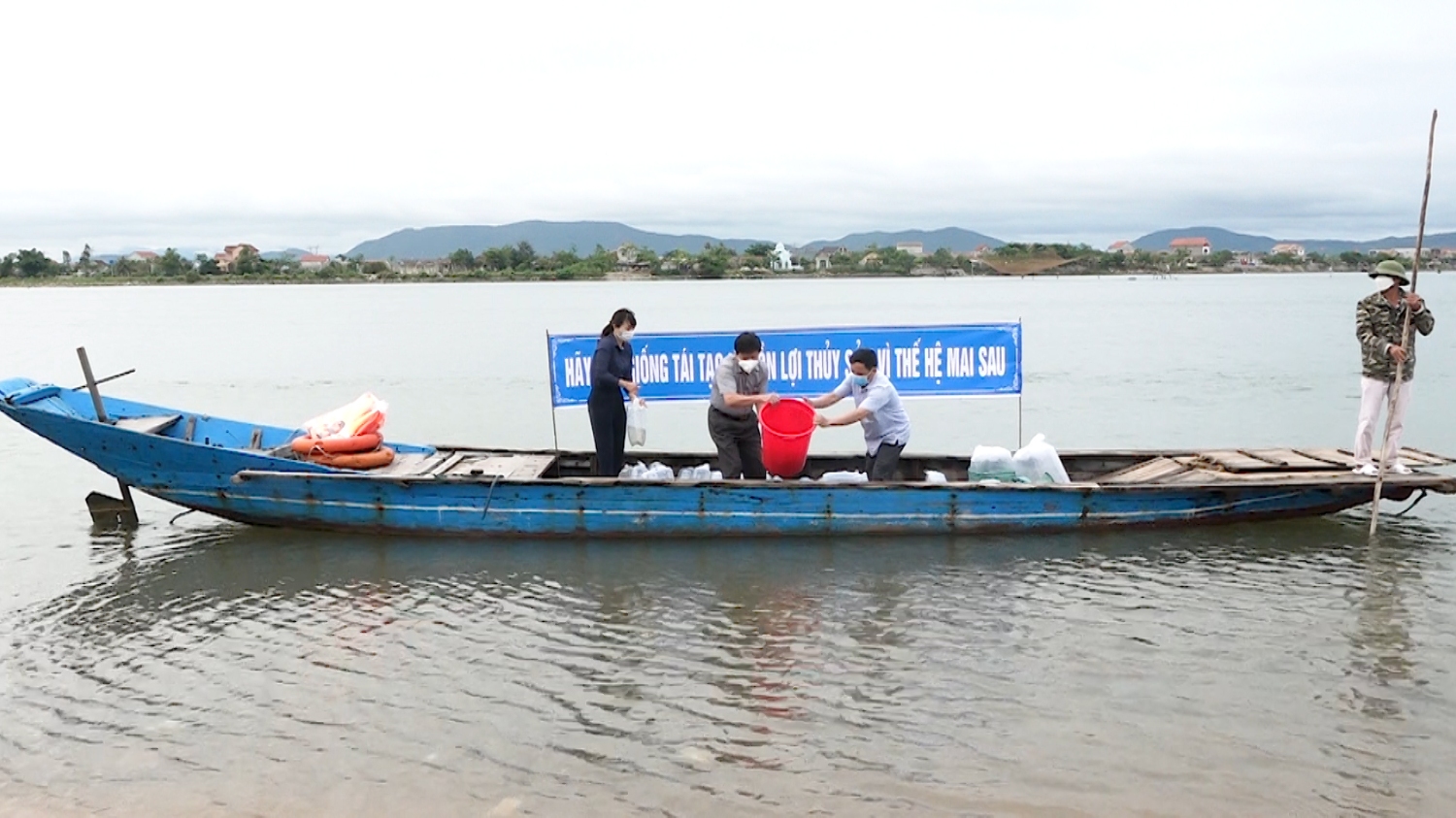 Thị xã Ba Đồn thả giống tái tạo nguồn lợi thủy sản năm 2020.
