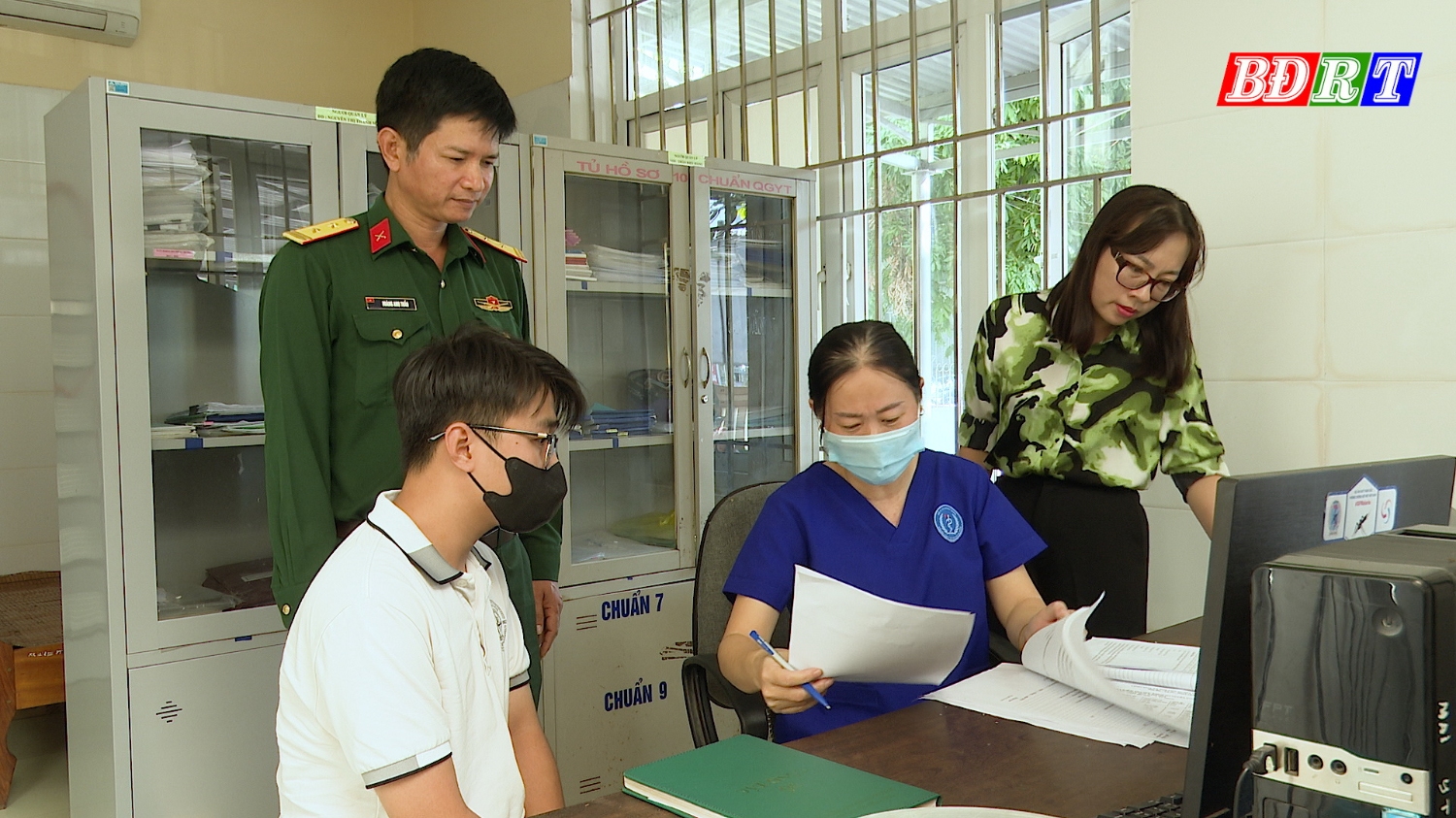 Thanh niên tham gia khám tuyển tại phường Ba Đồn