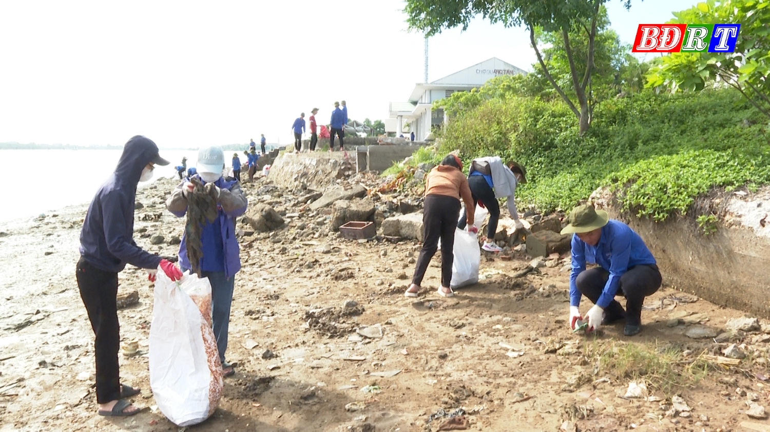 Thanh niên thị xã Ba Đồn làm vệ sinh môi trường dọc bờ sông Gianh