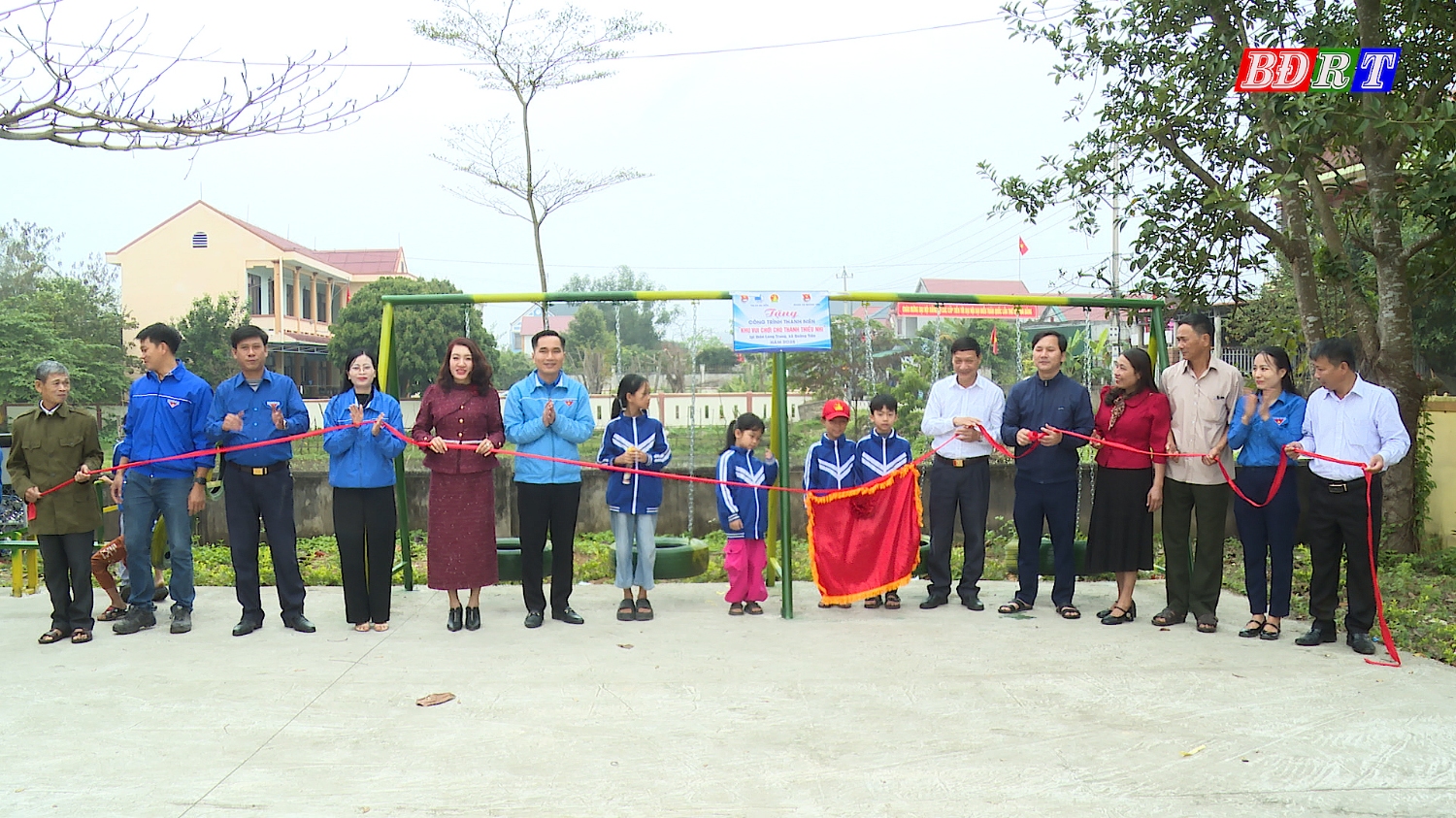 Thị đoàn Ba Đồn khánh thành Công trình thanh niên Sân chơi cho thanh thiếu nhi tại nhà văn hóa thôn Long Trung