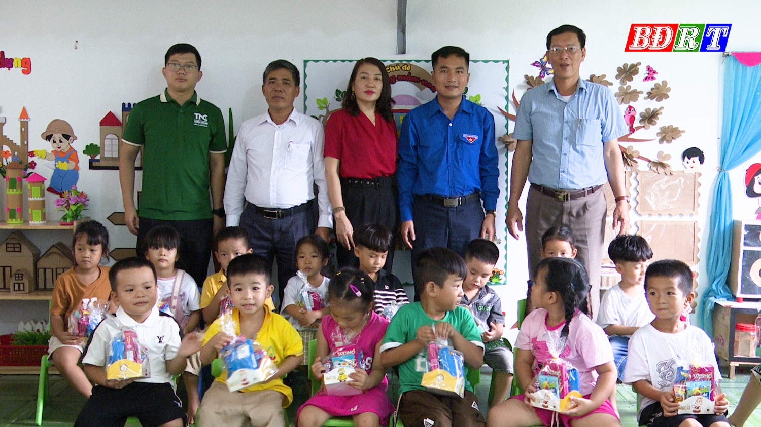 Thị Đoàn Ba Đồn phối hợp với Trung tâm Thương mại Thiện Nhân trao quà tại trường Mầm non Công Hòa, xã Quảng Trung