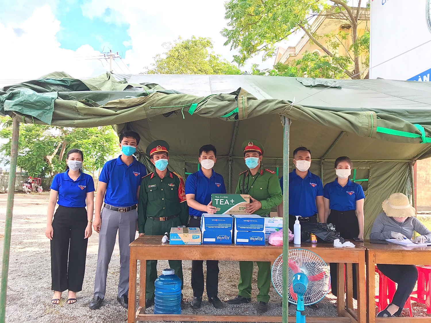 Thị đoàn Ba Đồn tặng quà chốt kiểm dịch Y tế phòng, chống dịch tại ở phía Tây phường Quảng Phong
