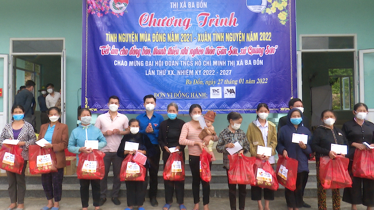 Thị đoàn Ba Đồn và các nhà tài trợ trao tặng 43 suất quà cho các hộ nghèo, hộ cận nghèo, hộ già cả, đau ốm tại thôn Tân Sơn, xã Quảng Sơn.