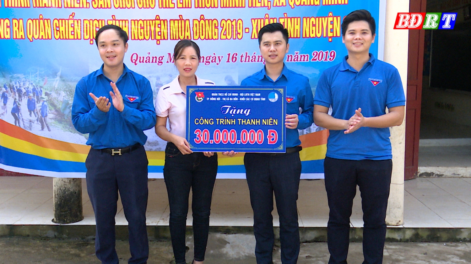 Thị đoàn Ba Đồn phối hợp với Thành đoàn Đồng Hới trao tặng công trình sân chơi trẻ em tại thôn Minh Tiến, xã Quảng Minh.