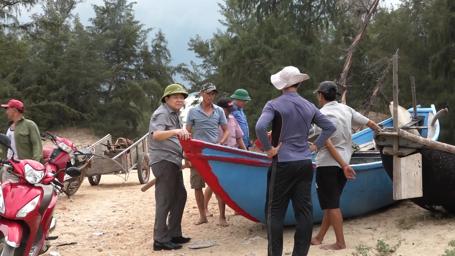 Đồng chí Đoàn Minh Thọ- PBT thị ủy, Chủ tịch UBND thị xã kiểm tra, động viên ngư dân đưa tàu, thuyền vào bờ an toàn.