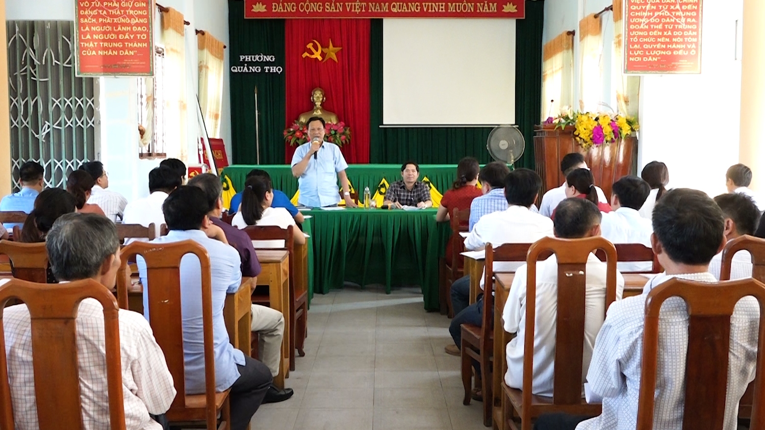 Lãnh đạo thị xã Ba Đồn đối thoại với người dân phường Quảng Thọ.
