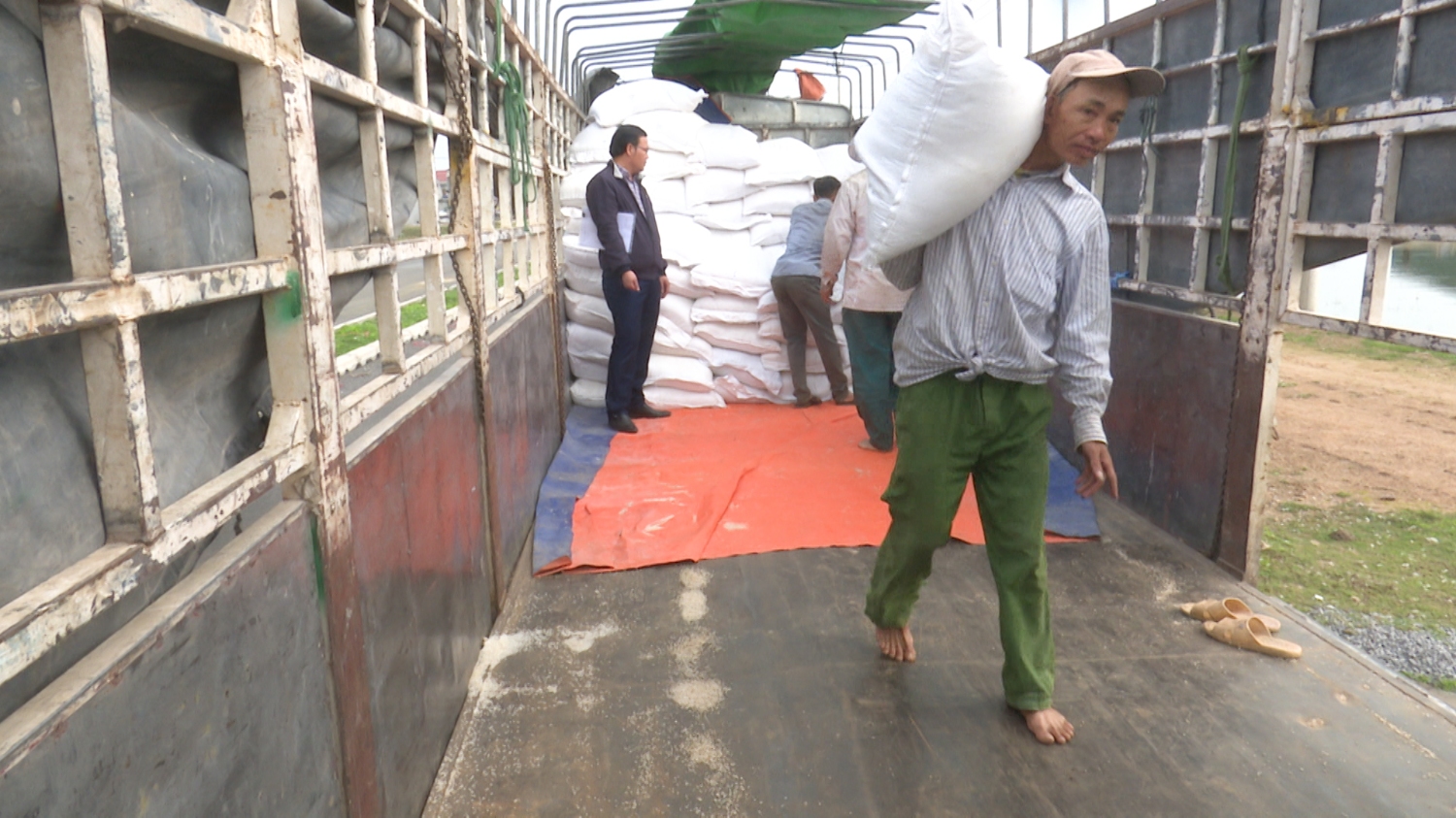 Thị xã Ba Đồn phân bổ gạo cho các địa phương.