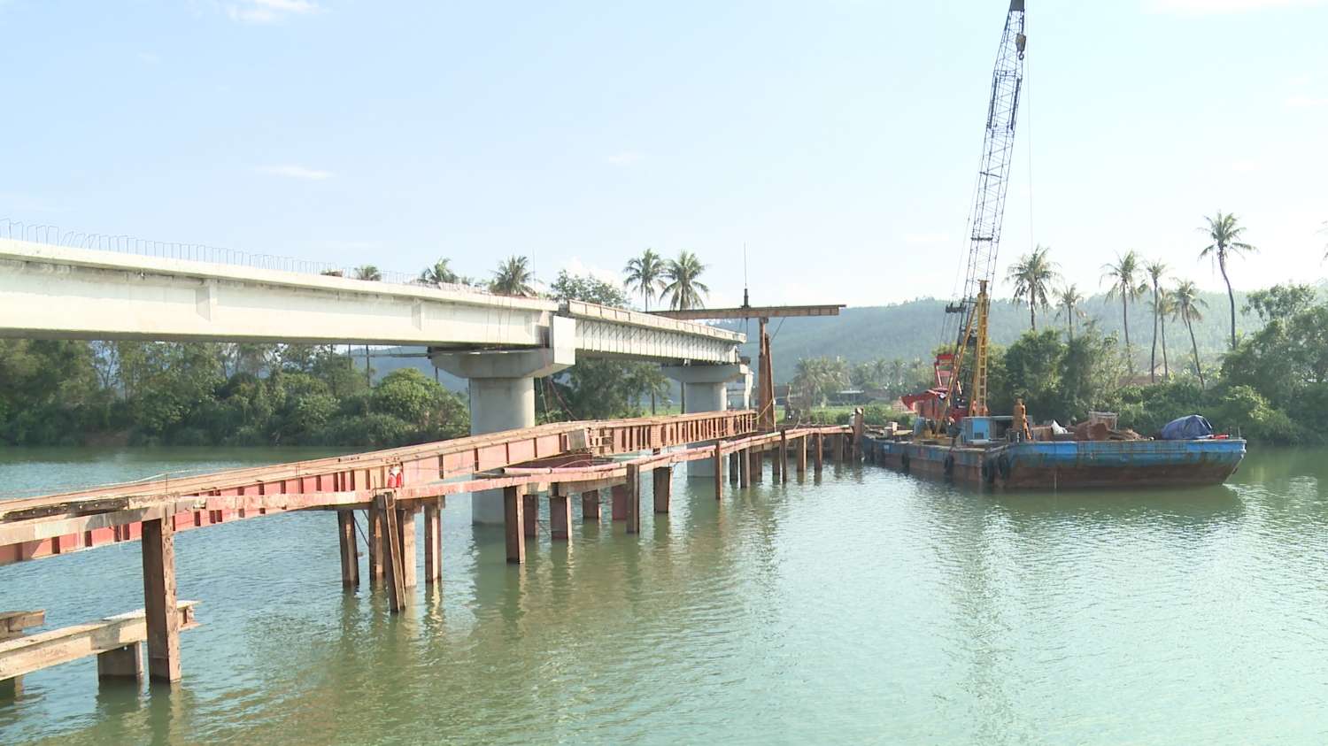 Thị xã đang tập trung thi công công trình cầu Hà Sơn, xã Quảng Sơn