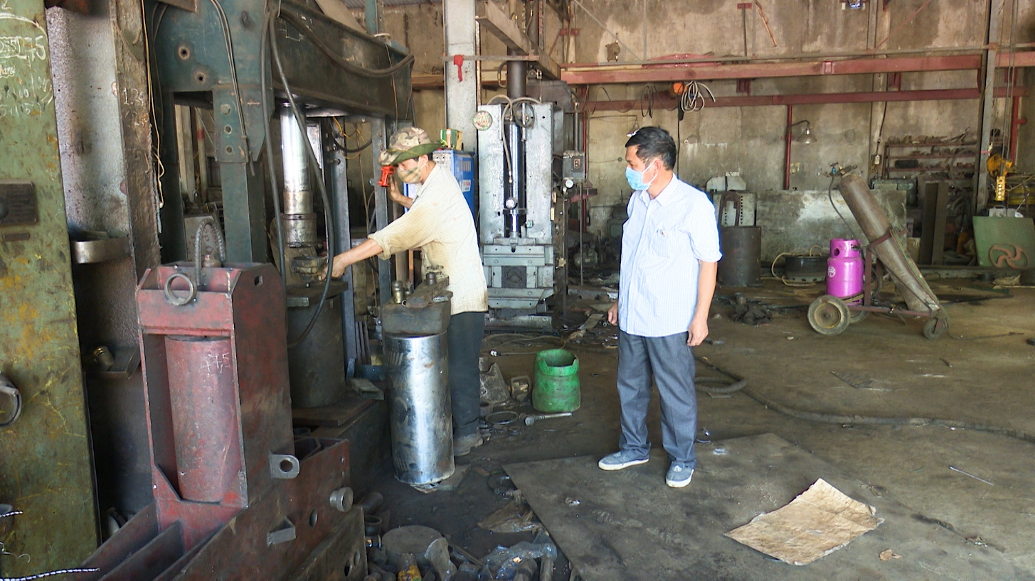 Thương binh Nguyễn Trọng Duyến thường xuyên kiểm tra tiến độ công việc tại xưởng.