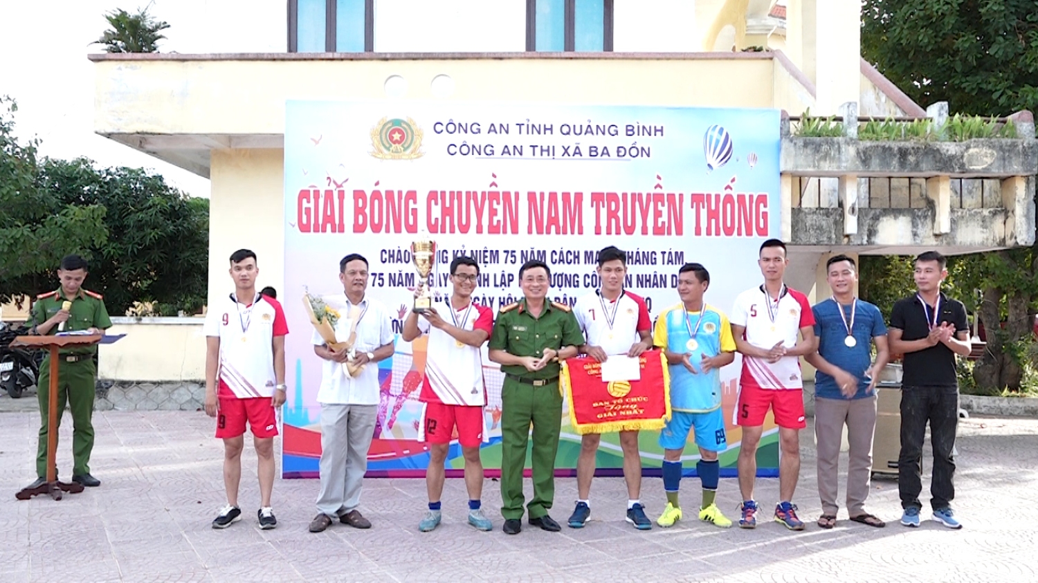 Thượng tá Lê Văn Hóa UVTV, Trưởng Công an thị xã Ba Đồn trao cúp và huy chương cho đội đạt giải nhất