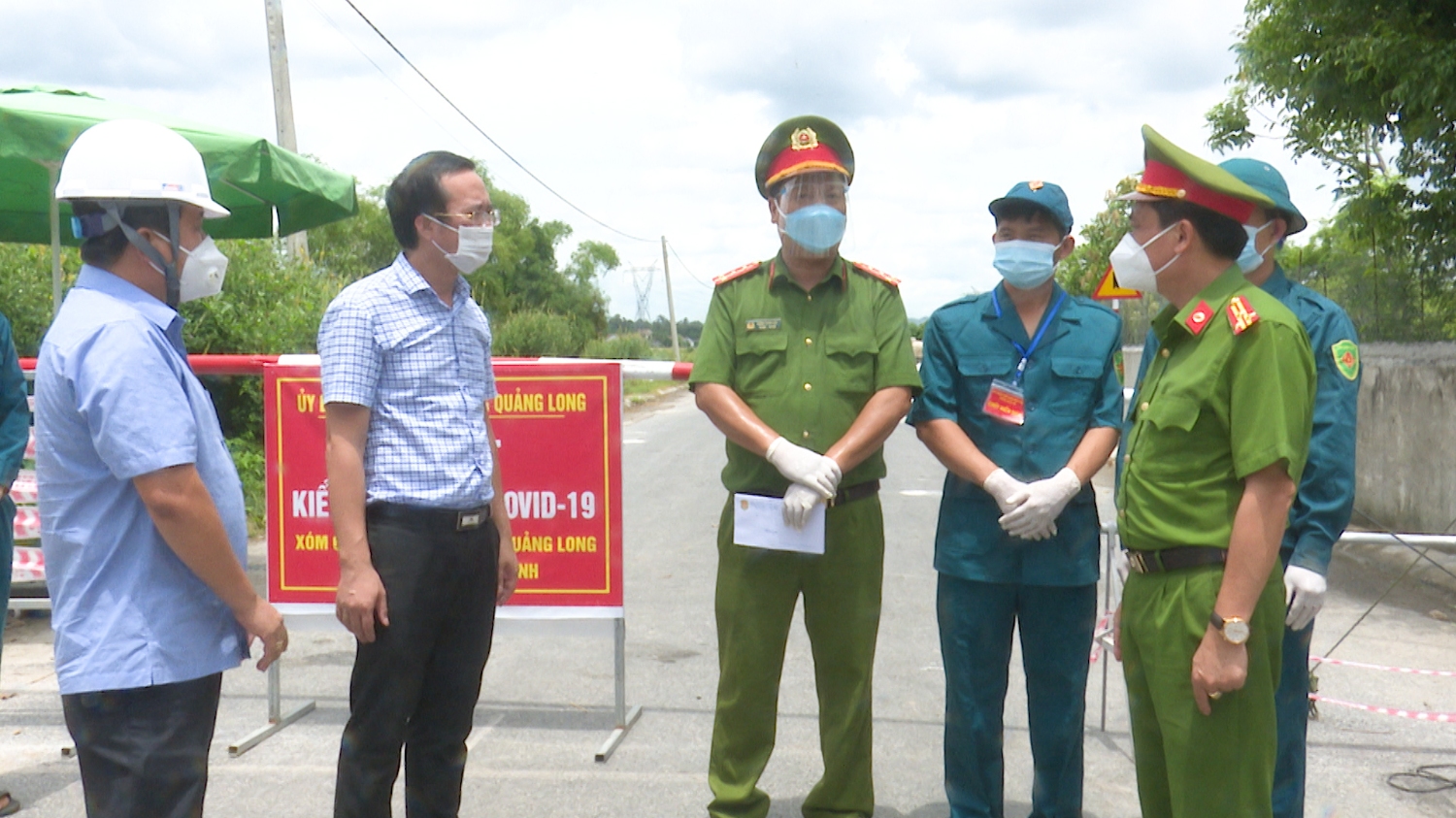 Thượng tá Lê Văn Hóa và các đồng chí trong đoàn đã thăm hỏi, động viên các lực lượng đang làm nhiệm vụ các chốt