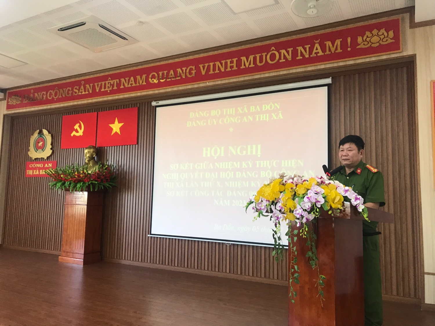 Thượng tá Nguyễn Vũ Cương Bí thư Đảng ủy, Trưởng Công an thị xã phát biểu tại hội nghị