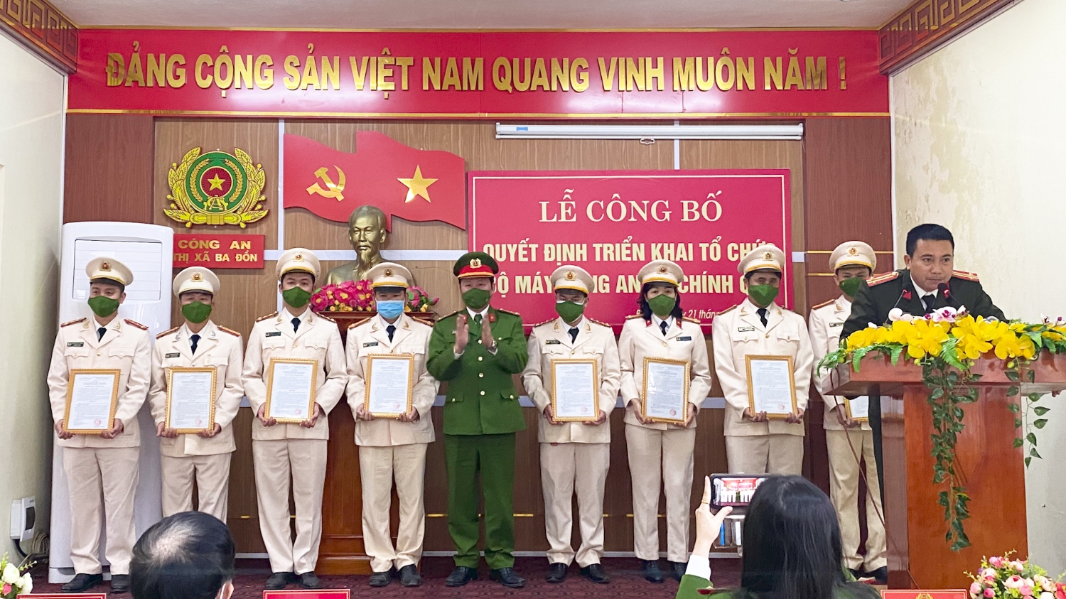 Thượng tá Nguyễn Vũ Cương UVTV Thị ủy, Trưởng Công an thị xã đã trao quyết định và chúc mừng Công an các xã được nhận quyết định