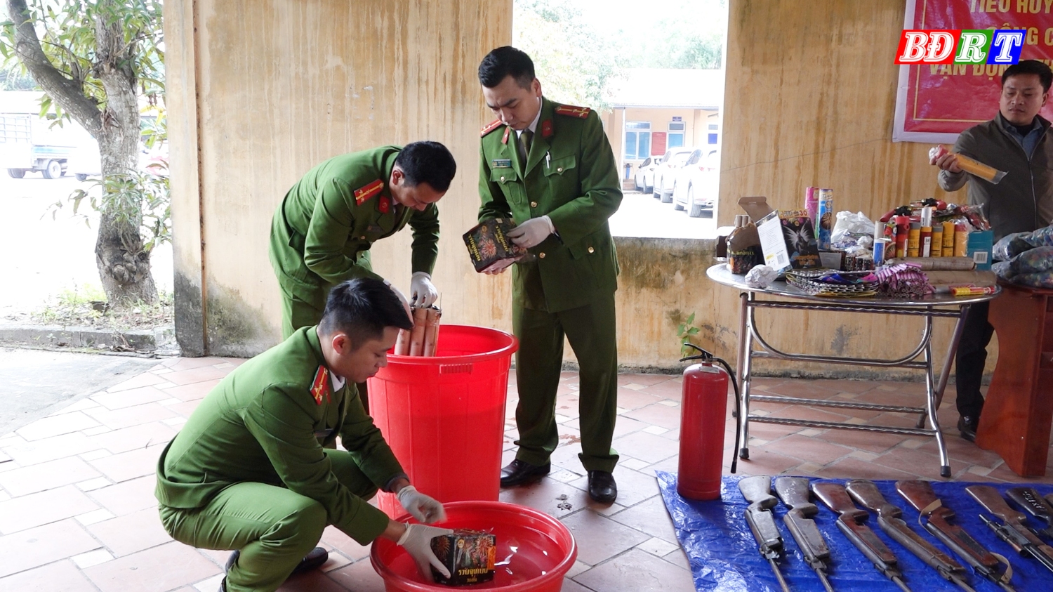 Tiêu hủy số pháo thu hồi được trong nhân dân