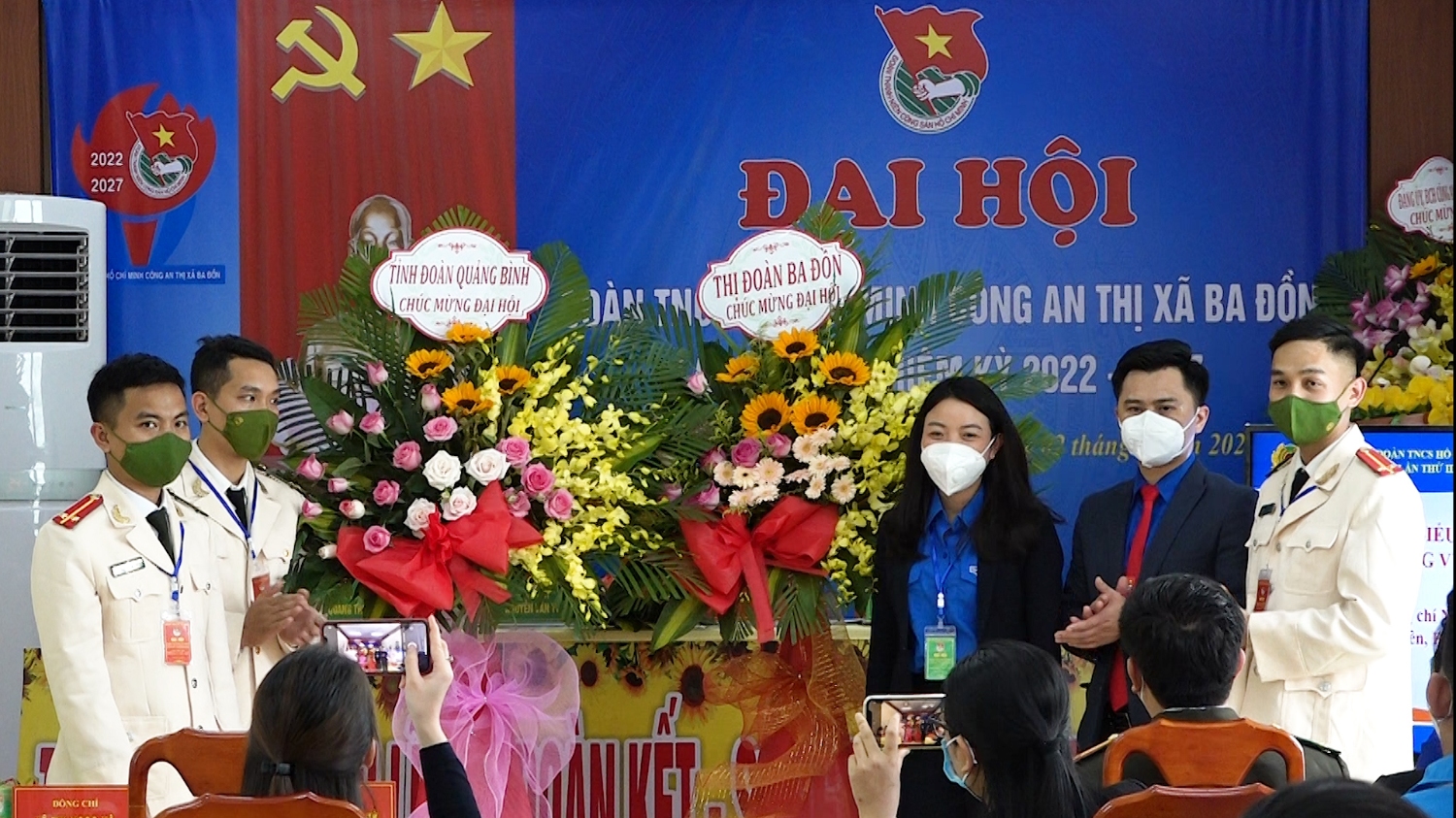 Tỉnh đoàn Quảng Bình và Thị đoàn Ba Đồn tặng hoa chúc mừng Đại hội
