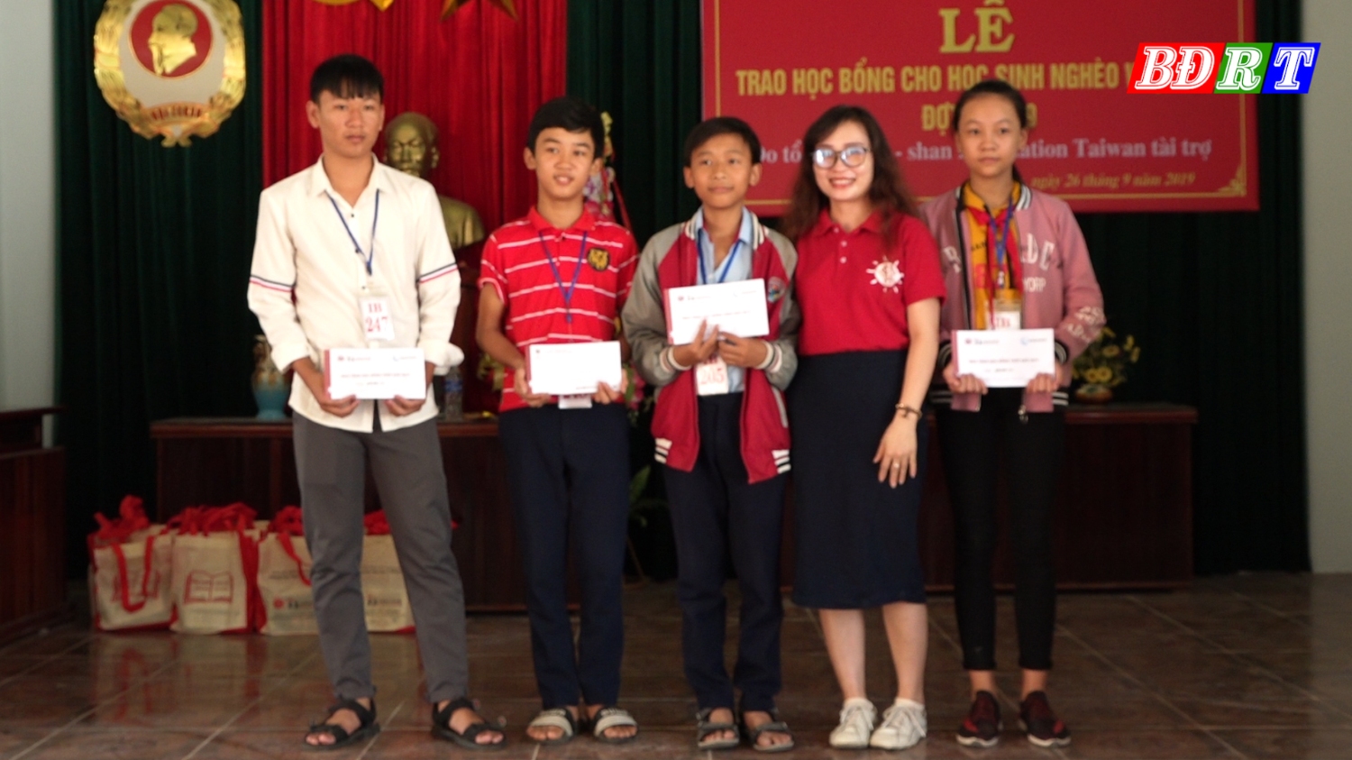 Tổ chức Zhi- Shan Foundation trao học bổng cho các em học sinh trên địa bàn thị xã Ba Đồn.