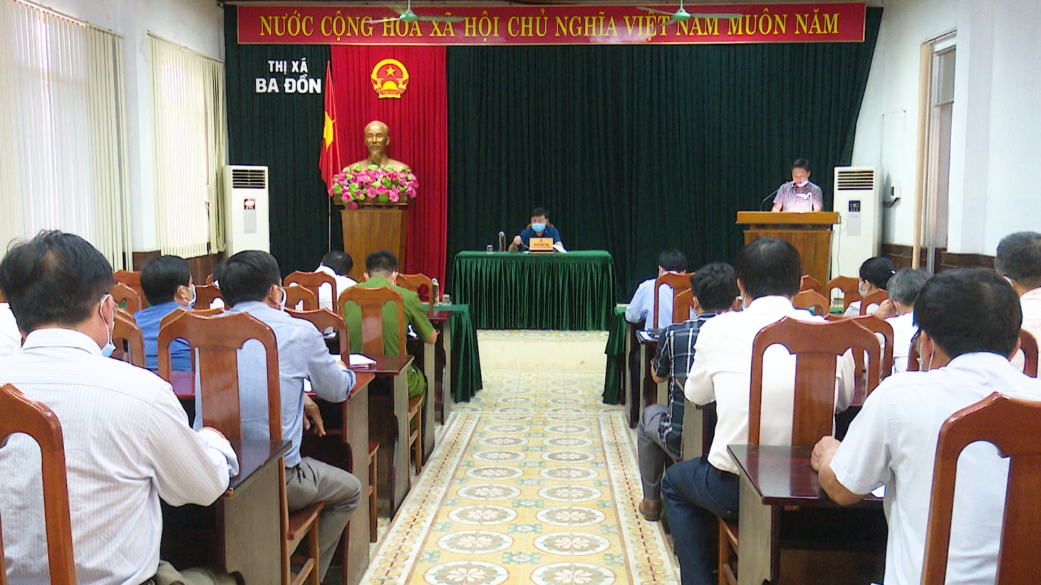 Toàn cảnh buổi họp đề nghị xét, công nhận thị xã Ba Đồn hoàn thành nhiệm vụ xây dựng nông thôn mới.