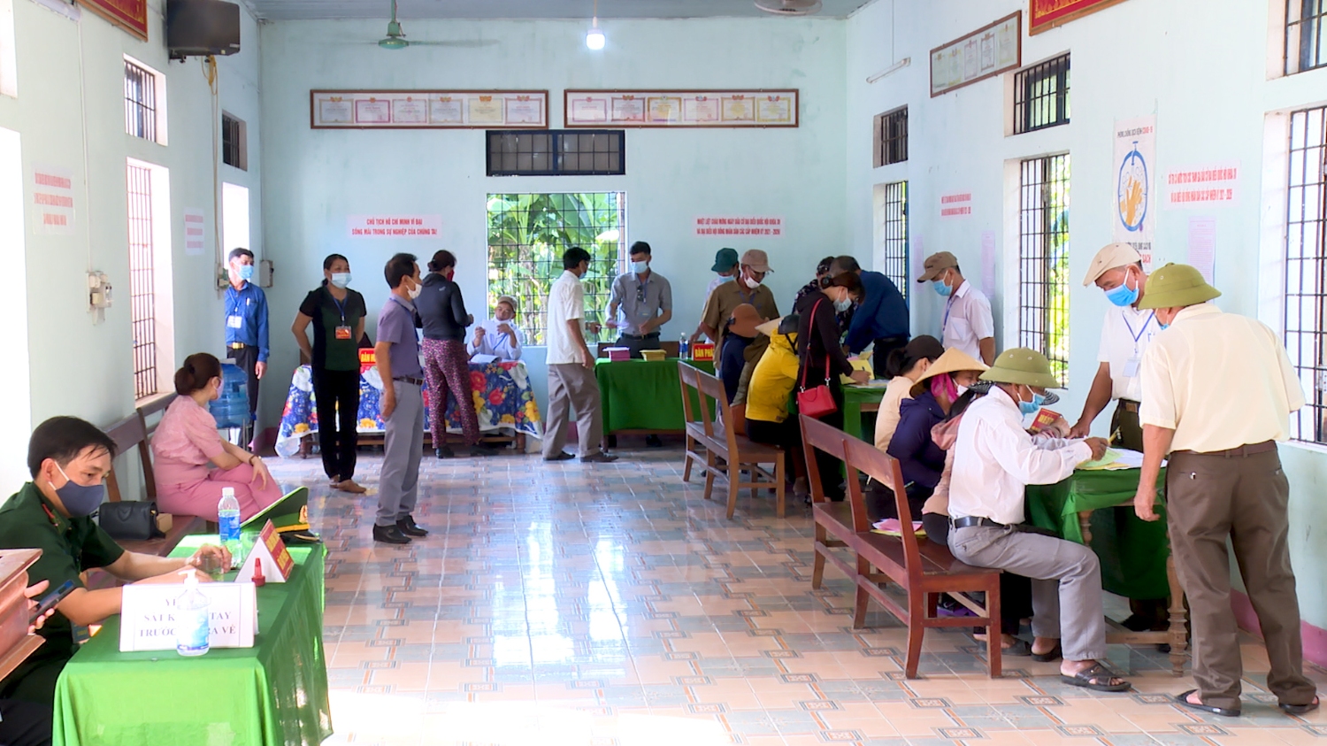 Toàn cảnh cử tri đi bỏ phiếu tại TDP Mỹ Hòa, phường Quảng Phúc