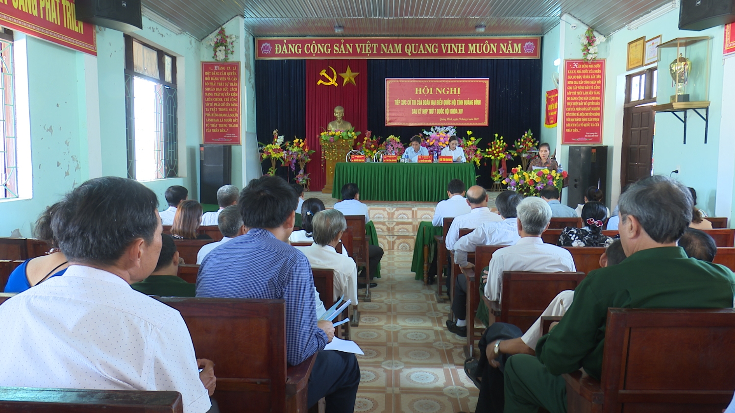 Đại biểu Quốc hội tiếp xúc cử tri sau kỳ họp thứ 7 tại thị xã Ba Đồn