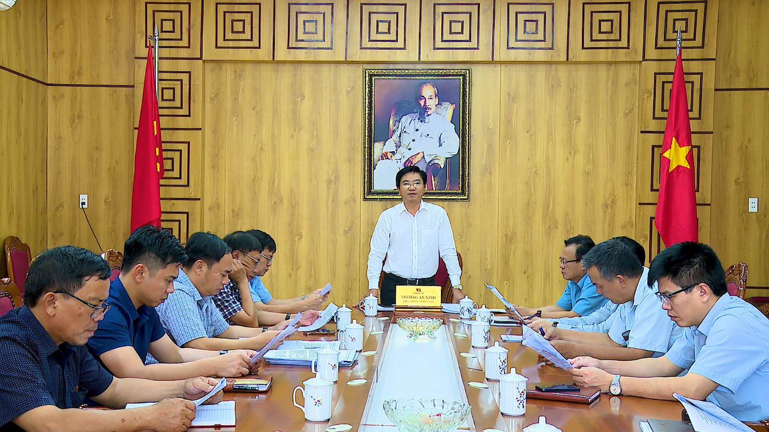 Đồng chí Trương An Ninh-UVTV Tỉnh ủy- Bí thư Thị ủy Ba Đồn phát biểu tại cuộc họp.