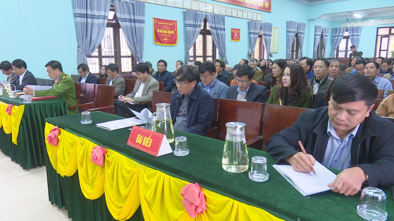 Toàn cảnh hội nghị Đối thoại giữa người đứng đầu chính quyền với nhân dân xã Quảng Hòa (Từ trên xuống)