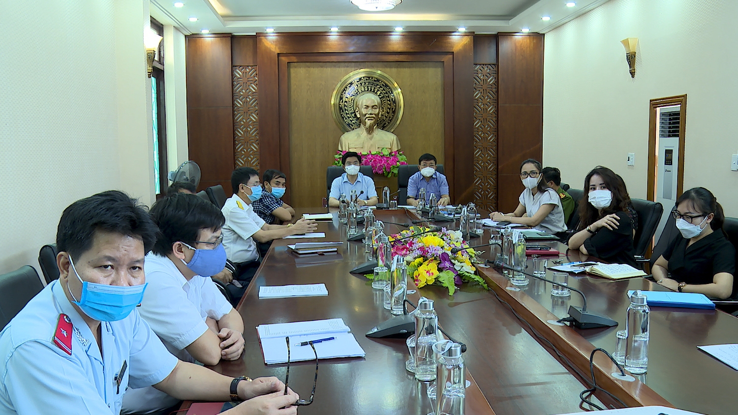 Toàn cảnh Lãnh đạo thị xã Ba Đồn dự phiên họp thường kỳ tháng 7, năm 2021 bằng hình thức trực tuyến