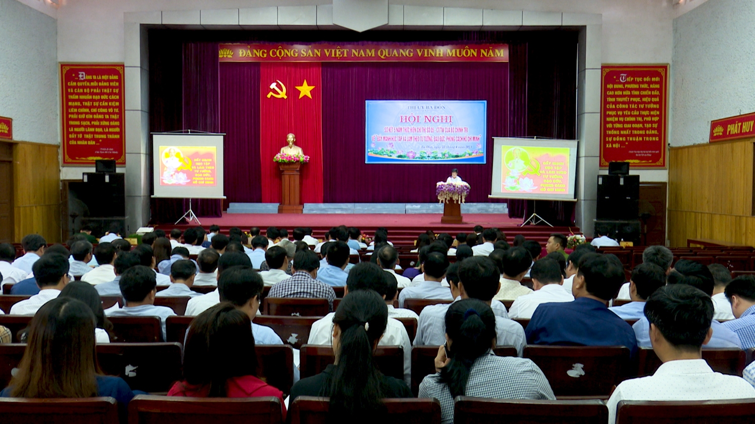Toàn cảnh hội nghị sơ kết 5 năm thực hiện Chỉ thị số 05 của Bộ chính trị về Đẩy mạnh việc học tập và làm theo tư tưởng, đạo đức, phong cách Hồ Chí Minh.